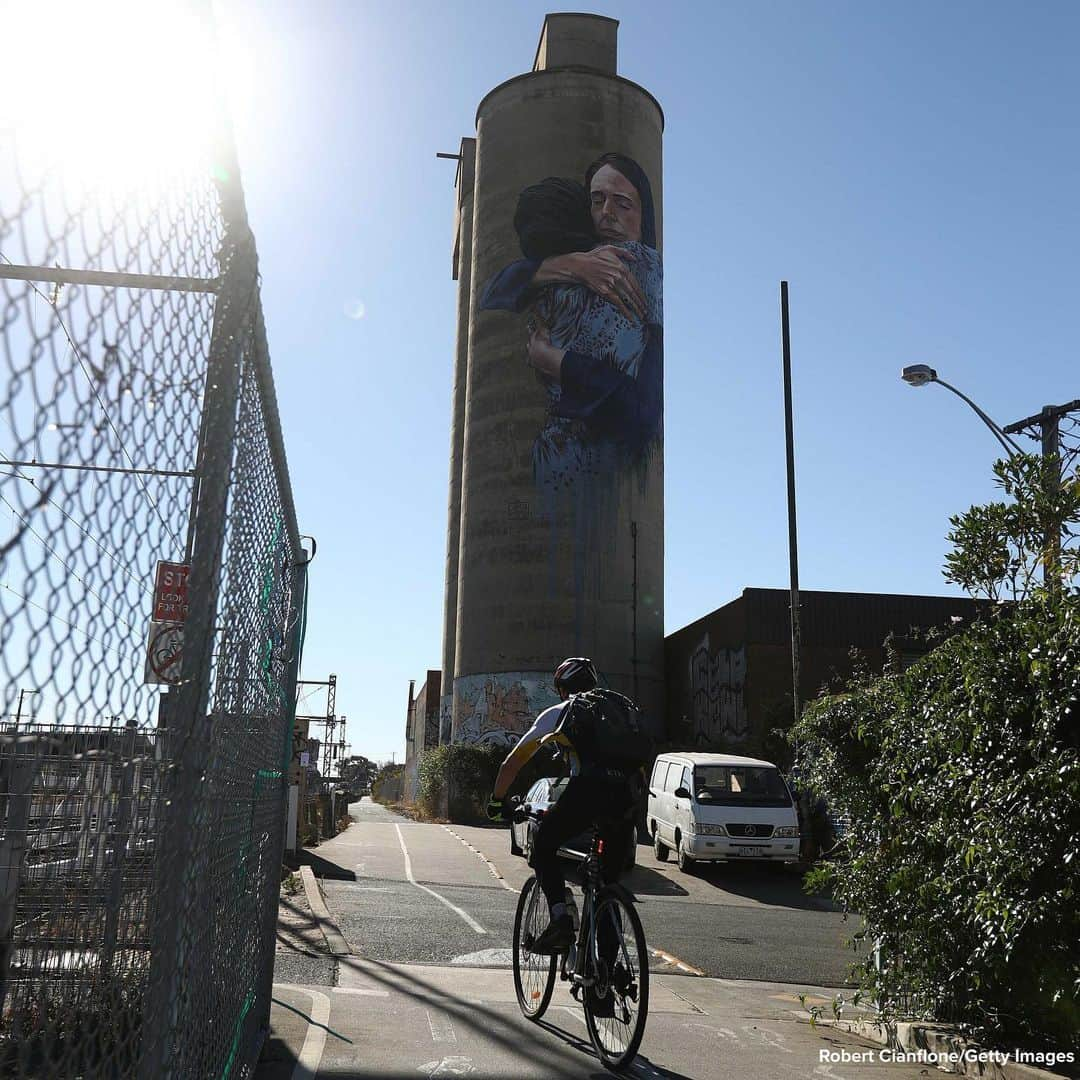 ABC Newsさんのインスタグラム写真 - (ABC NewsInstagram)「Artist reveals 80-foot mural depicting New Zealand Prime Minister Jacinda Ardern comforting grieving woman after Christchurch mosque attacks. #mosque #christchurch #mural #newzealand #art」5月23日 19時17分 - abcnews