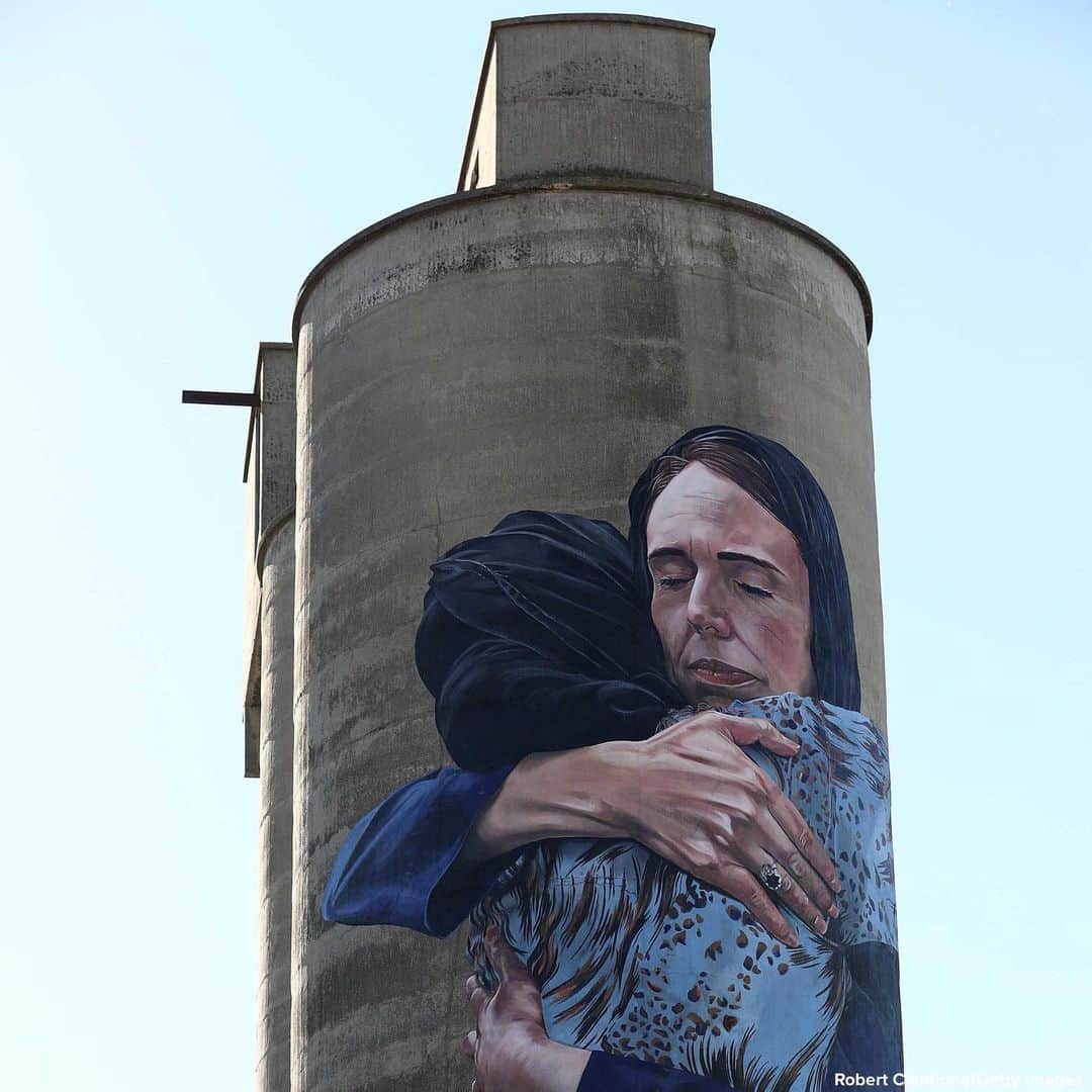 ABC Newsさんのインスタグラム写真 - (ABC NewsInstagram)「Artist reveals 80-foot mural depicting New Zealand Prime Minister Jacinda Ardern comforting grieving woman after Christchurch mosque attacks. #mosque #christchurch #mural #newzealand #art」5月23日 19時17分 - abcnews