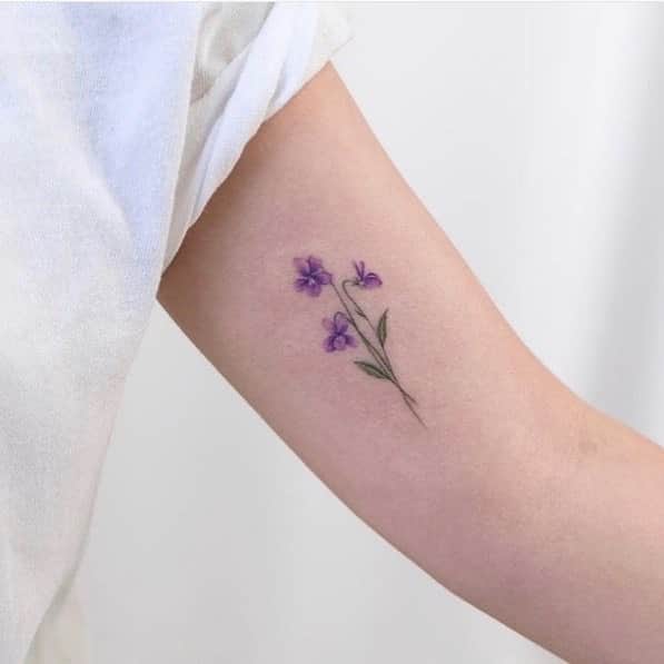 ELLE UKさんのインスタグラム写真 - (ELLE UKInstagram)「Which bloom are you? 💐 See the 12 seriously pretty birth flower tattoos to celebrate yourself」5月23日 19時18分 - elleuk