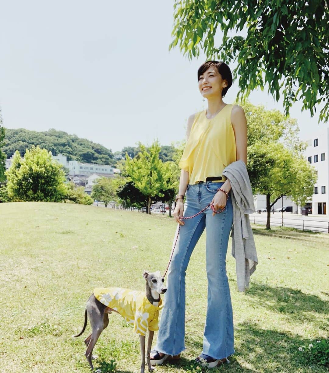 のインスタグラム：「* ******** Had fun in the sun!🌞 * 午前中にお散歩へ🐕💕 ハウルは駅前の噴水でバシャー！っと水を浴びて気持ち良さそうでした☺️✨ 濡れたまま芝生を走り回ったので、帰宅後は汗だくの私とシャワーへ直行です🐶🚿 * ******** #イタグレ#イタリアングレーハウンド#italiangreyhound#dogstagram#イタグレとの暮らし#iggy#iggygram #iggylove#iggylife#いぬのいる暮らし#犬のいる暮らし#いぬバカ部#イタグレ服#iggysoftheworld #iggysofinstagram #dogsofig #dogsofinstagram #プチプラコーデ #犬好きな人と繋がりたい#オシャレさんと繋がりたい#犬服ハンドメイド#リンクコーデ#大分県#oita#おんせん県#おんせん県おおいた#oita_pride #oitagram#oitaprefecture」