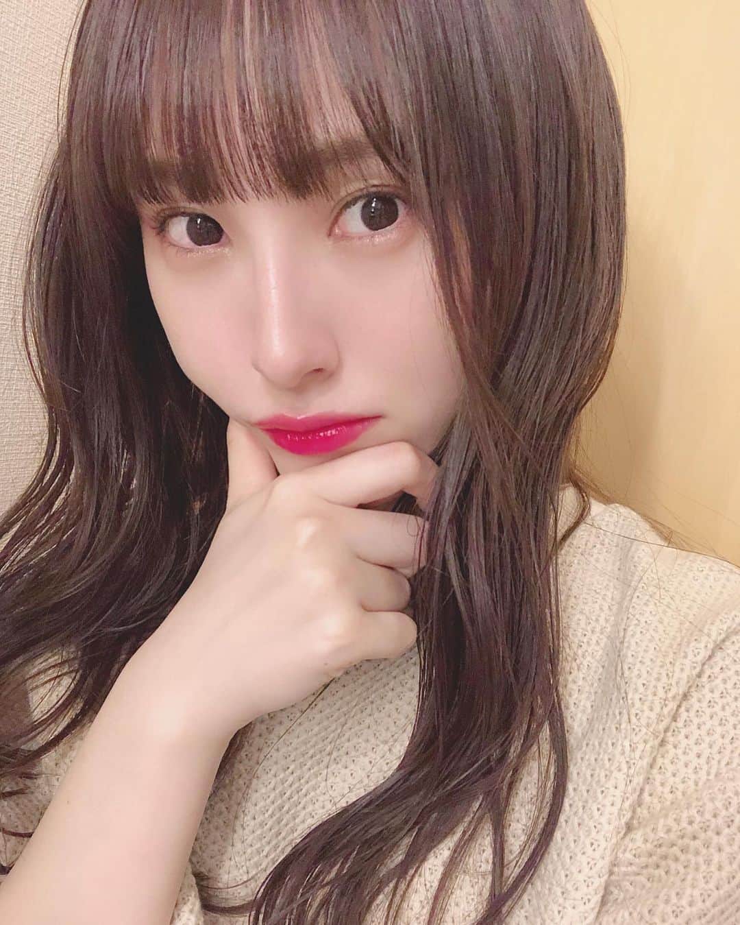 のインスタグラム：「#newhaircolor  @chanonbabyboy さんのところで カットとカラーしてきました🐥 重くないパッツンの前髪が好きで 毎回してもらってるから、もう何も言わなくても気づいたらこれになってます🙋‍♀️さすが⭐️笑 ⠀ ( @chanonbabyboy )さん 今日もありがとうこざいました☺️ #haircolor」