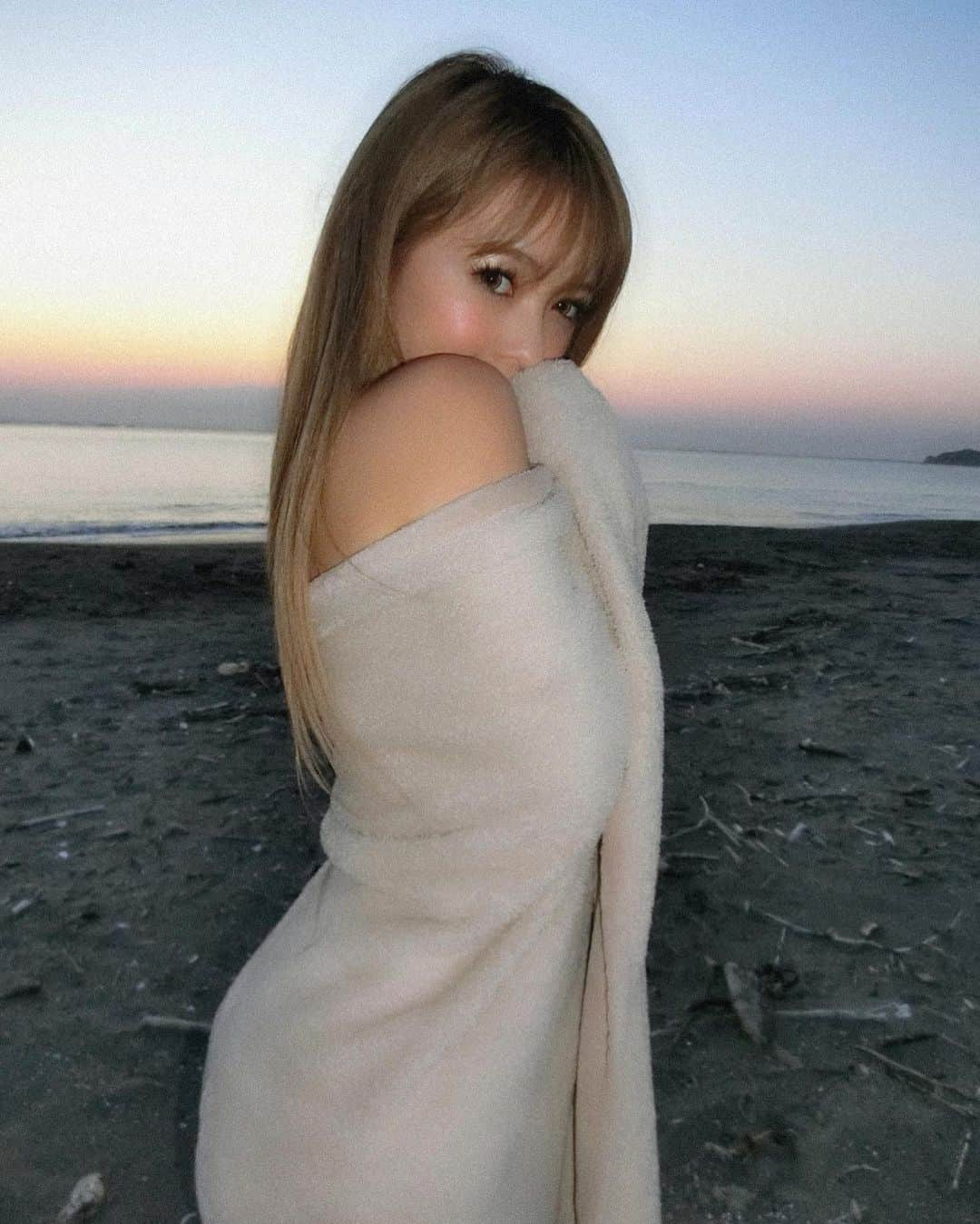 NATSUNEさんのインスタグラム写真 - (NATSUNEInstagram)「チラッ . . 今日は早朝から皆で大事な撮影📸 そろそろ撮影も終盤になってきたよ！ . 撮影の合間にいい場所発見🌅 夕日が落ちる瞬間は見れなかったけど 波の音と景色に癒された〜😌😌 . 撮影者:りおちゃん プロ過ぎていい写真ばっかり🥺︎💕︎💕 . . #cyberjapan #cyberjapandancers  #サイバージャパン #cjd_natsune #撮影」5月23日 19時29分 - natsune__72