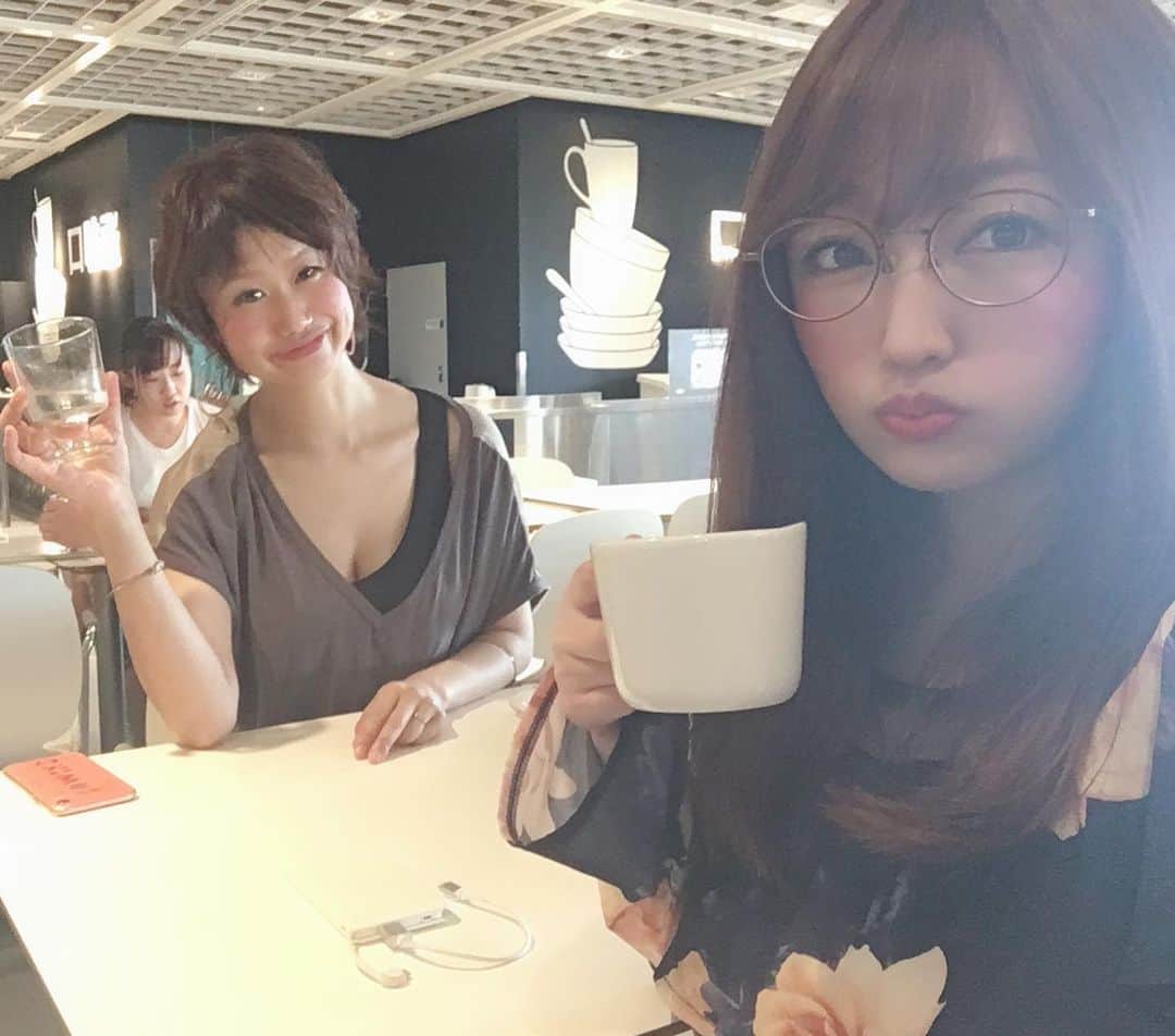 橋元優菜のインスタグラム：「☆ 大好きなシェフのゆみちゃんとIKEAデート❤️ ゆみちゃんのセンス好きだー🤤 ☆ ☆ ステキなお誕生日プレゼントまで😭 ありがとうゆみちゃん💕 これからも末永くよろしくお願いします🙇‍♀️ ☆ ☆ #IKEA #北欧 #雑貨 #インテリア #石鹸 #シェフ #料理人 #美しすぎる料理人 #フェロモン #谷間 #眼鏡 #イケア #ドライブ #ガミラシークレット #オーガニック #贈り物  #japanese #asiangirls」