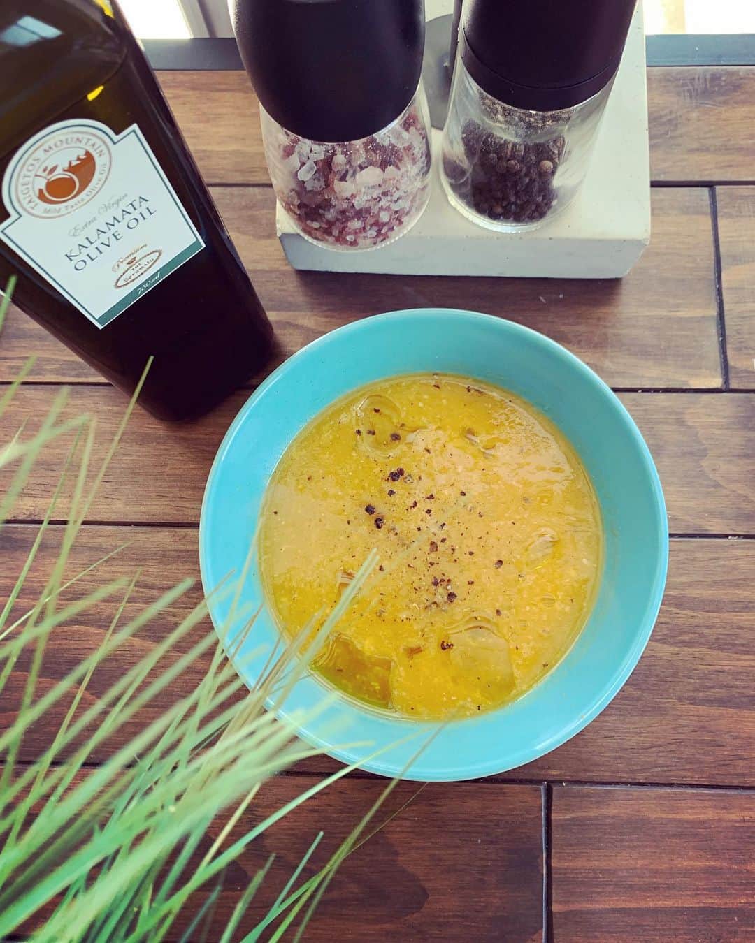 のインスタグラム：「【食材や調味料へのこだわり】 私がよく質問いただくことは、"いつも何を食べているんですか？" "どこで買っていますか？" ということなので、最近のお気に入りを紹介します🥀  まずは、一番のお気に入りアイテム Rose bay @shop_rosebay の"ヒマラヤ岩塩" 赤>ピンク>白 とミネラル分が多い順でラインナップがありますが、用途によって使い分けたり、基本は全てをミックスして、使うときに使う分だけガリっとグラインドしています。赤は硫黄の香りが強く、ゆで卵のような香りがしますが、コクがありダシなどが要らない程美味しく仕上がります。  そして同じブランドのオリーブオイルが絶品過ぎて、ブラックペパーと岩塩とこのオイルがあれば何でもいけます👍  そして3枚目の写真は、岡田おじいちゃんの納豆。本当に美味しくて、何も足したくないのですが、ここの塩麹を足すと、何倍も味が引き立ち、美味しい。よく混ぜることがポイントです。  そのものの味が楽しめ、シンプルなのに絶品の食材、調味料の紹介でした！ 全て青山ファーマーズマーケットの出店者様で出会ったものです😊ご縁に感謝。。 ちなみに1枚目の写真は、キャロットスープ。 材料は、にんじん、玉ねぎ、生姜、水のみ。 レシピは @yogajournalonline にて連載させていただいていますので、チェックしてみてくださいね🥀  #食材#調味料#岩塩#ヒマラヤ岩塩#納豆#塩麹#日本#伝統 #何を食べるかではなく何を食べないか #sustainable#sustainability#japan#traditional #oldisnew#farmersmarket#温故知新#ayurveda#yoga #食#管理栄養士#青山#六本木#表参道」