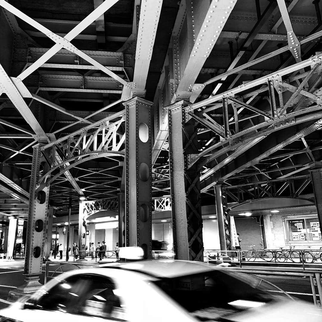 naotakeのインスタグラム：「ガード下 - An underpass / iPhone XR + Snapseed, 20190524 . . 日が長くなると、毎年のことだが少し得した気分になる。 . . #royalsnappingartists #infamous_family #rsa_main #infinity_photo_cult #2_fineart #jp_gallery #jp_gallery_bnw #trb_bnw #wp_bnw  #bnw_life #bnwlife_member #bnw_life_shots #bnw_captures #world_bnw #top_bnw #team_jp_ #team_jp_モノクロ #ig_energy_bw #ig_nihon #streetphotographybnw #igersjp #blackandwhite #bnw #bnwphoto #monochrome #bw #bnwphotography #ShotOniPhone #shotoniphoneXR」