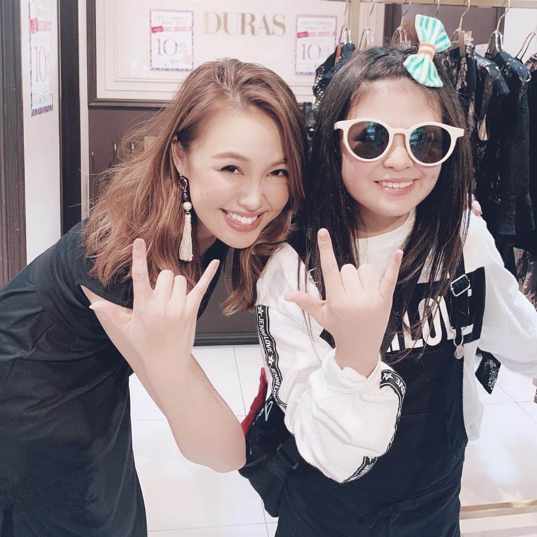 tomoko arimaのインスタグラム：「2019.05.19 大宮店へ行った時に可愛いお客様が会いにきてくれました👭💞 . ママより先にひとりでお店の入り口まできてくれたんだけど、私を見つけた瞬間にフリーズして固まって恥ずかしがってる姿が可愛いくて可愛いくて泣きそうになりました🥺🥺🥺💞 . 久しぶりに会ったから最初は照れてたけどすぐに慣れて学校のこととか好きな男の子のお話とかしてくれて感動😭✨ . 私がまだ大宮店勤務だった7年くらい前からずっとなかよくしてくれててお客様ってゆうかもうともだち👭大好き❤️ . DURASを通じて素敵なお客様と出会えたこととまだこうして繋がっていられることが嬉しいなぁ🥰 . #いっぱい写真撮ったけど1番楽しそうなこれを載せる  #このサングラス気に入ってこのポーズ #可愛いすぎて泣ける . #duras #デュラス . . #大宮 #大宮アルシェ #ショップ店員 #アパレル #instagood #instagram #fashion #instafashion #アパレル #fashion #ファッション #コーディネート #ootd #outfit #コーデ #今日のコーデ #春コーデ #code #ファッションコーデ」