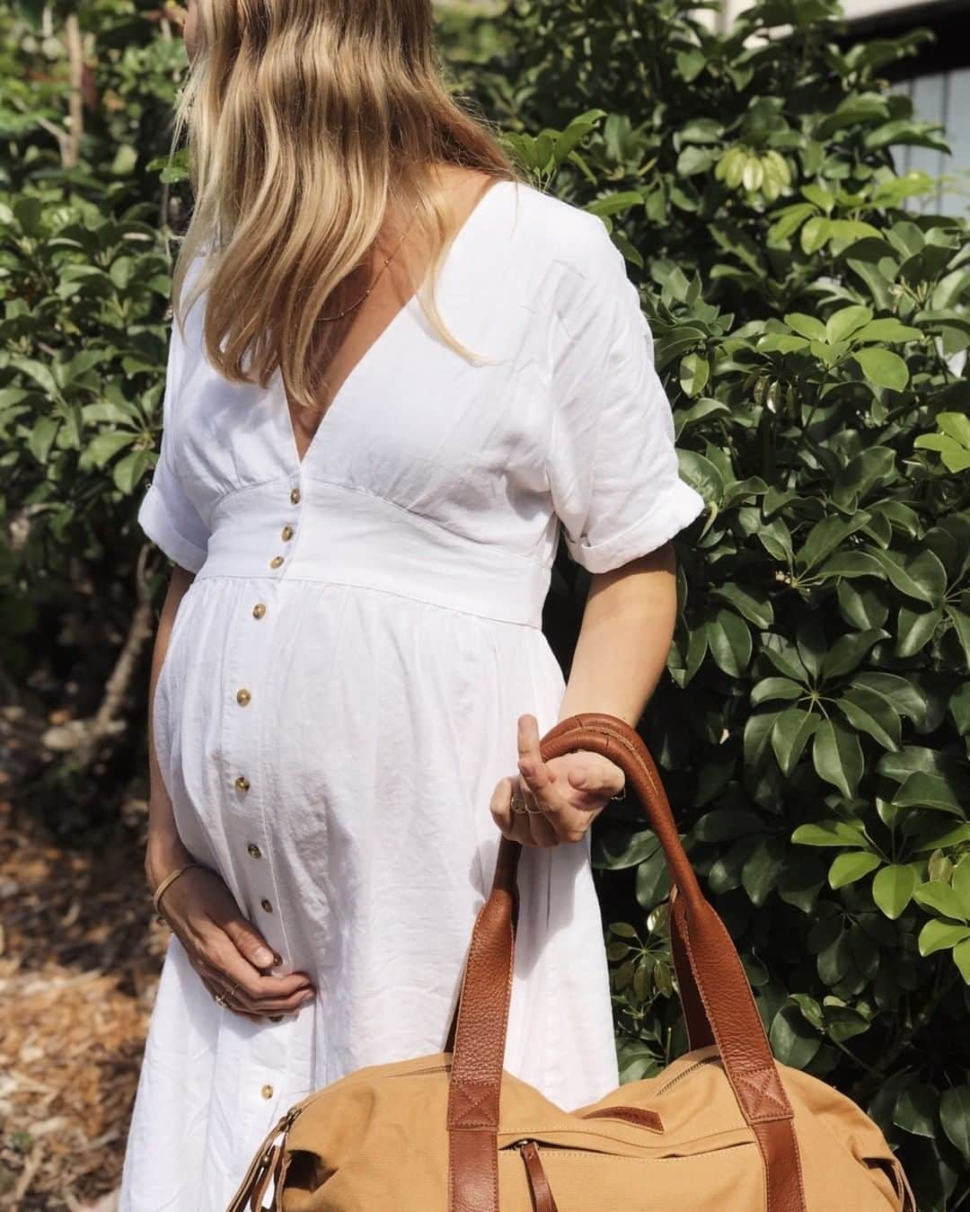 The Horseさんのインスタグラム写真 - (The HorseInstagram)「Heading to the hospital in style with @abbey_ginns.⠀⠀⠀⠀⠀⠀⠀⠀⠀ 💡 What's your hospital bag ⠀⠀⠀⠀⠀⠀⠀⠀⠀ M U S T  H A V E  for the pregnant mamas????🤰🏼⠀⠀⠀⠀⠀⠀⠀⠀⠀ -⠀⠀⠀⠀⠀⠀⠀⠀⠀ #pregnancy #hospitalbag #babybag #bumpfashion #babybump #weekender #weekenderbag #mumtobe #bumpfashion」5月23日 19時30分 - the_horse