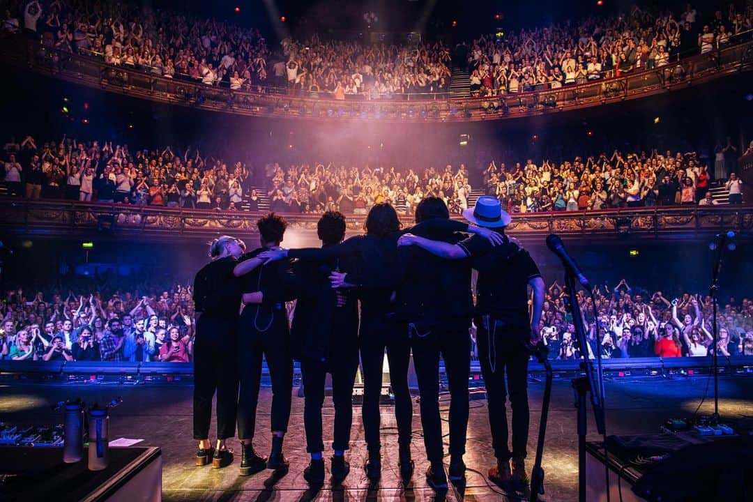 ジェームズ・ベイさんのインスタグラム写真 - (ジェームズ・ベイInstagram)「Wow, thank you London ♥️ Had such an amazing time at the Palladium last night. You sounded incredible! An extra thanks to @lewiscapaldi for slaying our version of Let It Go/Someone You Loved 🔥x 📷 @jpboardman」5月23日 19時31分 - jamesbaymusic