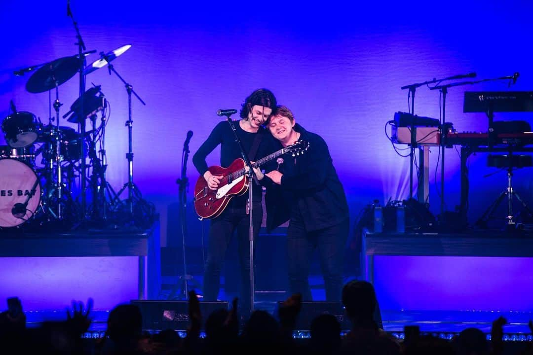 ジェームズ・ベイさんのインスタグラム写真 - (ジェームズ・ベイInstagram)「Wow, thank you London ♥️ Had such an amazing time at the Palladium last night. You sounded incredible! An extra thanks to @lewiscapaldi for slaying our version of Let It Go/Someone You Loved 🔥x 📷 @jpboardman」5月23日 19時31分 - jamesbaymusic