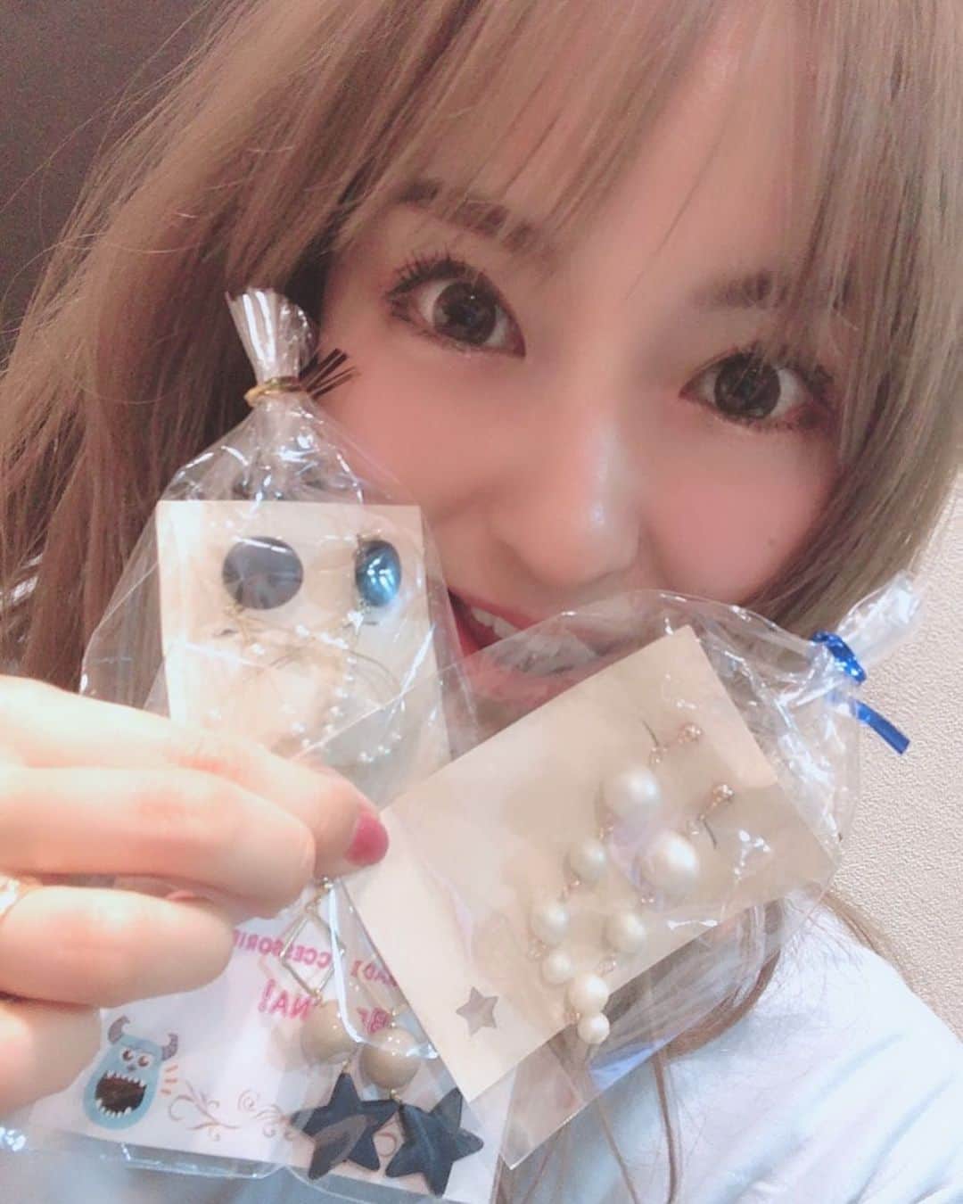 ぽこのインスタグラム：「会社に届いていたアクセサリー受け取ったよ🥰 ありがとう✨  そしてお久しぶりの新潟で、来てくれた皆さんもありがとうー＼(^ω^)／ 開運Ｔシャツは福助だったよ⛩ 着替えるの面倒だからこのまま保育園に迎えに行ったら、皆にめちゃくちゃ見られた🤙  #ツイてる #福助」