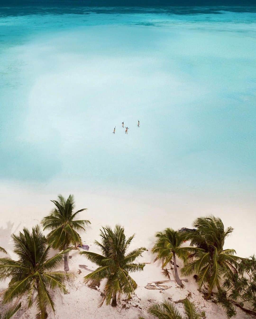 bestvacationsさんのインスタグラム写真 - (bestvacationsInstagram)「Paradise even when it rains! Philippines 🇵🇭 Tag who you’d swim with! By @warrencamitan #BestVacations」5月23日 19時33分 - bestvacations