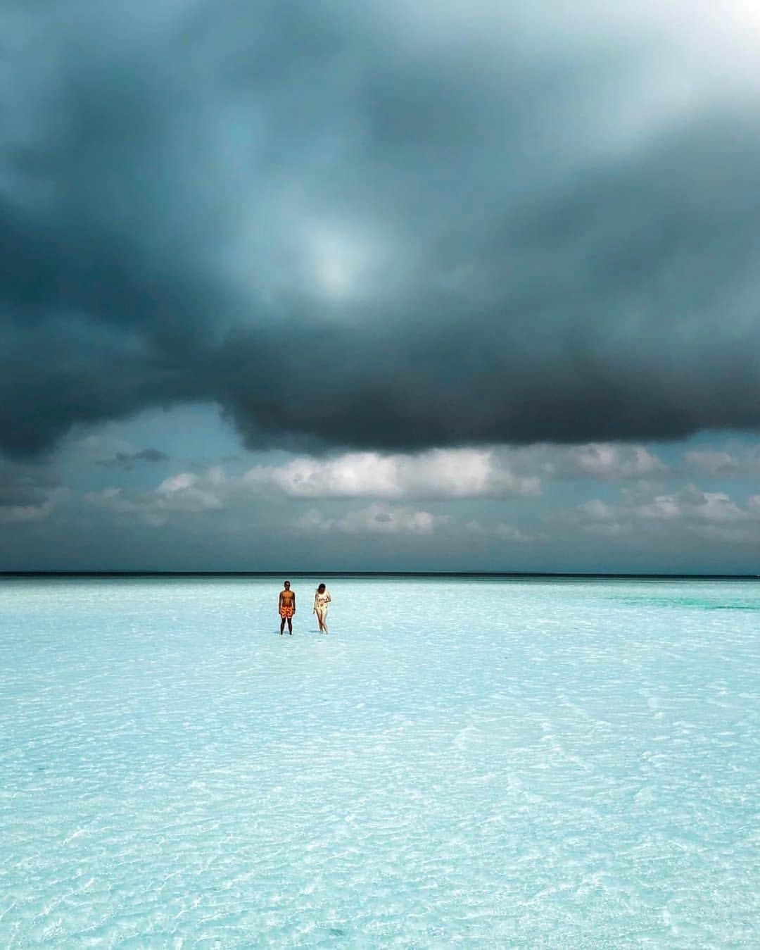 bestvacationsのインスタグラム：「Paradise even when it rains! Philippines 🇵🇭 Tag who you’d swim with! By @warrencamitan #BestVacations」