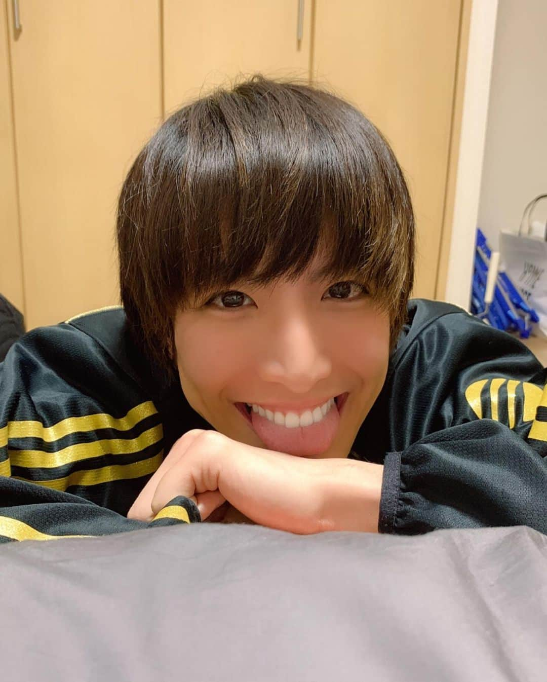 松岡卓弥さんのインスタグラム写真 - (松岡卓弥Instagram)「ゆいとが撮ってくれた写真🤳☺️ 家のくつろぎモード✨  #盛れる #写真 #撮り合い #俺らの中で #流行ってる #ゆいと宅 #前髪 #切りたて #くつろぎ #モード #ジャージ #楽しい時間 #でした #お邪魔しました #良い #カメラアプリ #知ってる方 #ぜひ教えて下さい」5月23日 19時39分 - takuya_matsuri