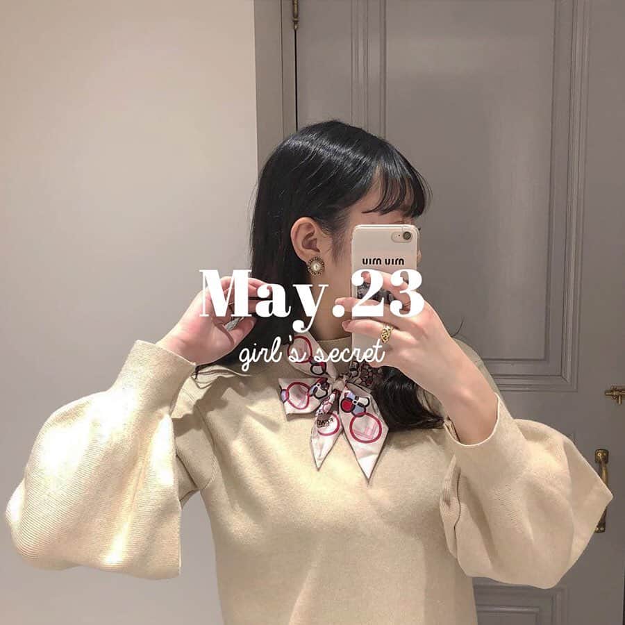 のインスタグラム：「5/23♡スワイプしてね👉「一枚で雰囲気が変わる魔法のスカーフ♡」 . 一枚持っておくだけでヘアにもコーデにも使えるスカーフアレンジを紹介するよ♡ 是非参考にしてみてね！ . . Thank you🌹 @_feefleur_ / @__yutapii__ @omika__ / @miliyah_mnk @lg1125k . . . 今女の子の中で流行っているコトやITEMがあればPATRAをタグ付けして教えてね♥ 皆さんのすてきな投稿をぜひ紹介させてください！ . . . #PATRA #お洒落さんと繋がりたい #おしゃれさんと繋がりたい #春のモテコーデ #スカーフ #バッグ #かわいい #春服 #ootd #outfit #スカーフ活用術 #mellowneon #お洒落上級者 #お洒落 #スカーフ」