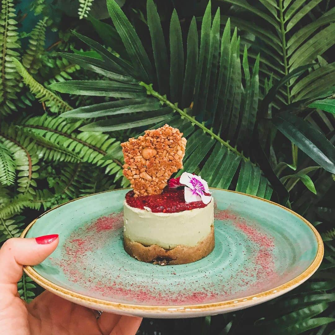 Eat With Steph & Coさんのインスタグラム写真 - (Eat With Steph & CoInstagram)「“You look like a snack” I whispered as she arrived at the table.  Been a tad obsessed with this vegan matcha cheesecake (with raspberry chia jam, almonds, and miso agave syrup) after visiting @kaliforniakitchen the other week and not only is it beautiful like a unicorn 🦄 it’s gooood and I came back just for this! Could have done with more matcha flavour but really like it regardless ☺️📷 @verna.banana #invite #beaut #veganfood #vegandessert #matcha #healthy #dessert #cheesecake #greenfood #yum」5月23日 19時34分 - eatwithsteph_ldn