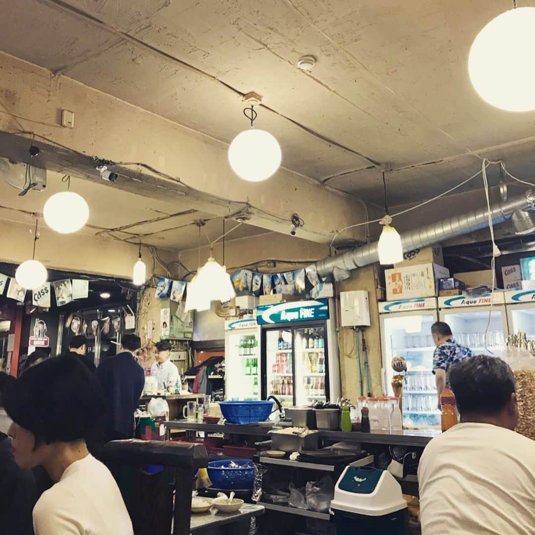 藤森香衣さんのインスタグラム写真 - (藤森香衣Instagram)「有名だというお店。 또 가고 싶어😆💕 週末だったら、私も もっと飲みたかったよ🍻  カロスキルの近くだというのに 新宿にありそうなお店。  すごい広いのに人がいっぱいで、 尋常じゃないスタイルの 美男美女が、沢山いた。  #seoul #korea  #ソウル #韓国旅行 #韓国 #居酒屋さん #食べ物も美味しい #二軒目なのに頼み過ぎ #ガイドブックに載ってない  #大人ソウル旅 #kaeたび🇰🇷」5月23日 19時34分 - kaefujimori