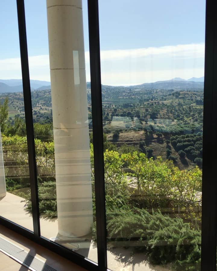 ヒラリー・ローダのインスタグラム：「What a place to be able to work out in!!! It doesn’t get much better than this.😍 swipe for my sweat sesh @tracyandersonmethod #tamily 🌟」