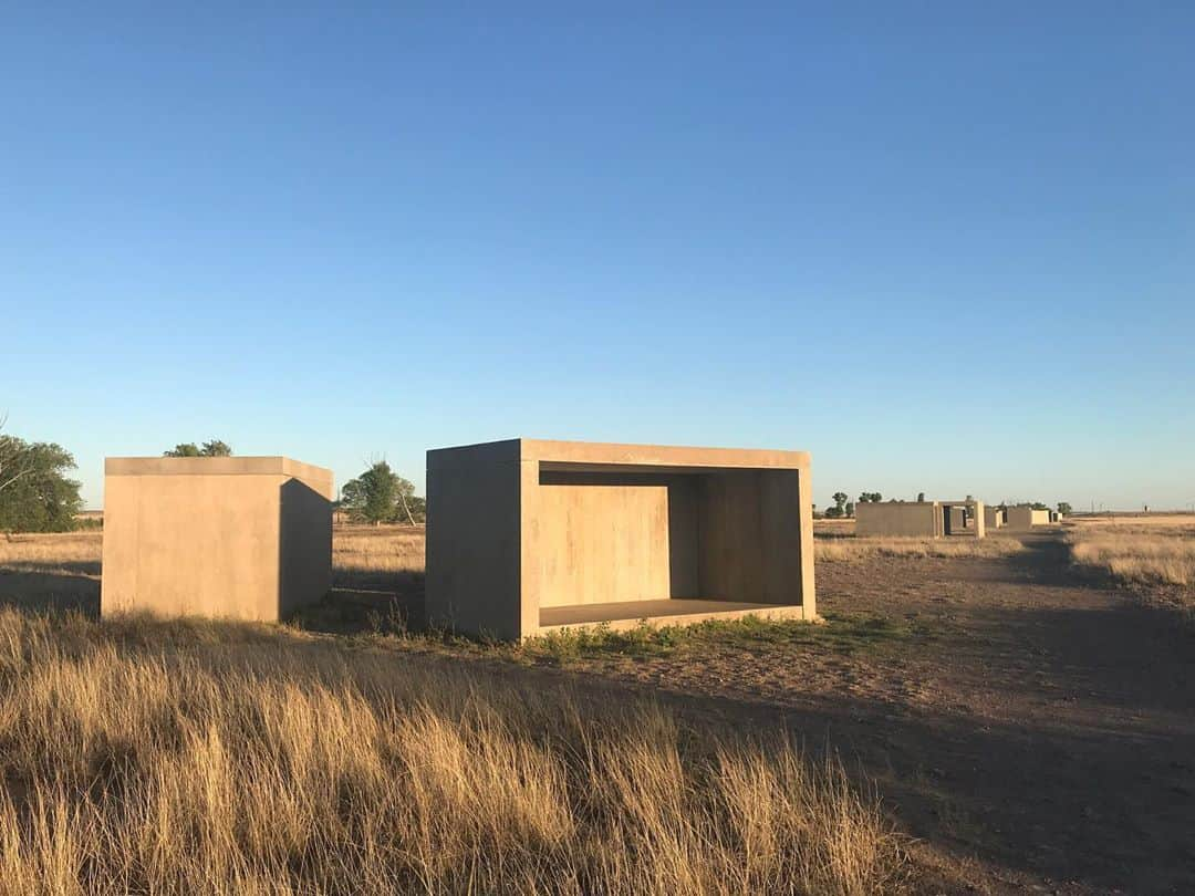 水原希子 さんのインスタグラム写真 - (水原希子 Instagram)「⬜️◻️◽️The fifteen concrete works by Donald Judd ( 1980-1984) at Marfa,Texas◽️◻️⬜️ @chinatifoundation @juddfoundation」5月23日 19時40分 - i_am_kiko