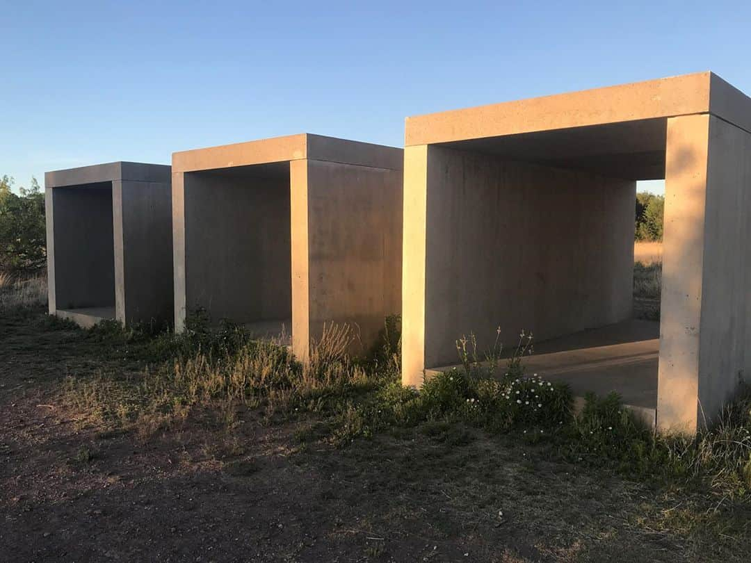 水原希子 さんのインスタグラム写真 - (水原希子 Instagram)「⬜️◻️◽️The fifteen concrete works by Donald Judd ( 1980-1984) at Marfa,Texas◽️◻️⬜️ @chinatifoundation @juddfoundation」5月23日 19時40分 - i_am_kiko