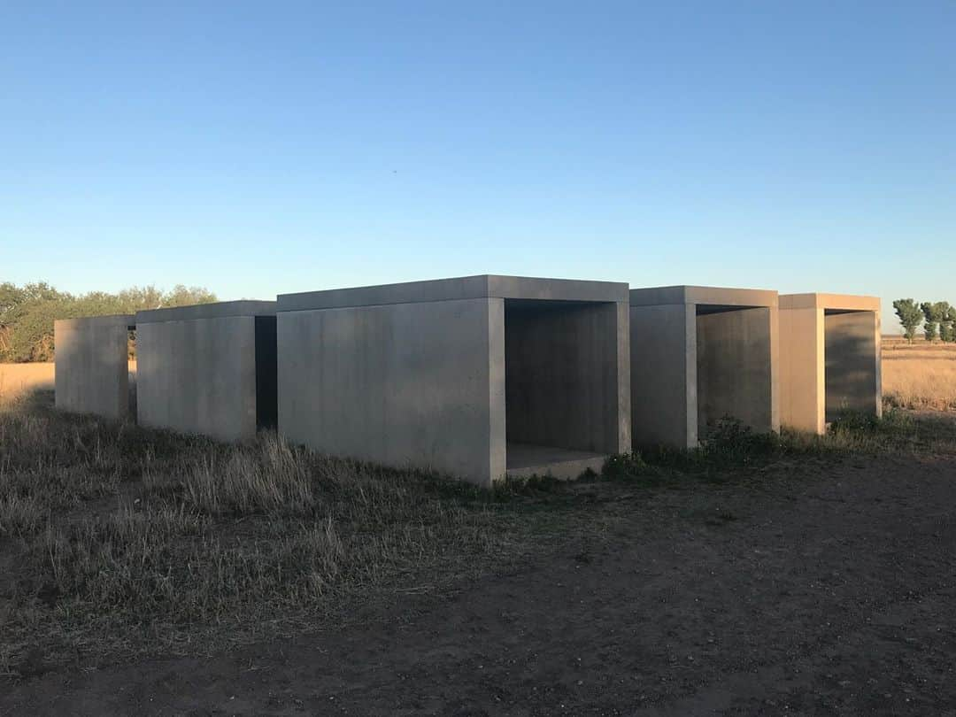 水原希子 さんのインスタグラム写真 - (水原希子 Instagram)「⬜️◻️◽️The fifteen concrete works by Donald Judd ( 1980-1984) at Marfa,Texas◽️◻️⬜️ @chinatifoundation @juddfoundation」5月23日 19時40分 - i_am_kiko