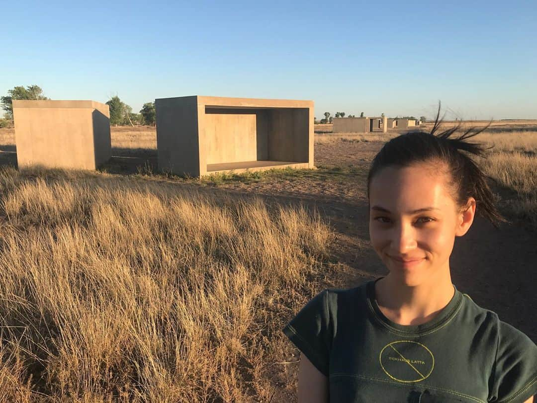 水原希子 さんのインスタグラム写真 - (水原希子 Instagram)「⬜️◻️◽️The fifteen concrete works by Donald Judd ( 1980-1984) at Marfa,Texas◽️◻️⬜️ @chinatifoundation @juddfoundation」5月23日 19時40分 - i_am_kiko