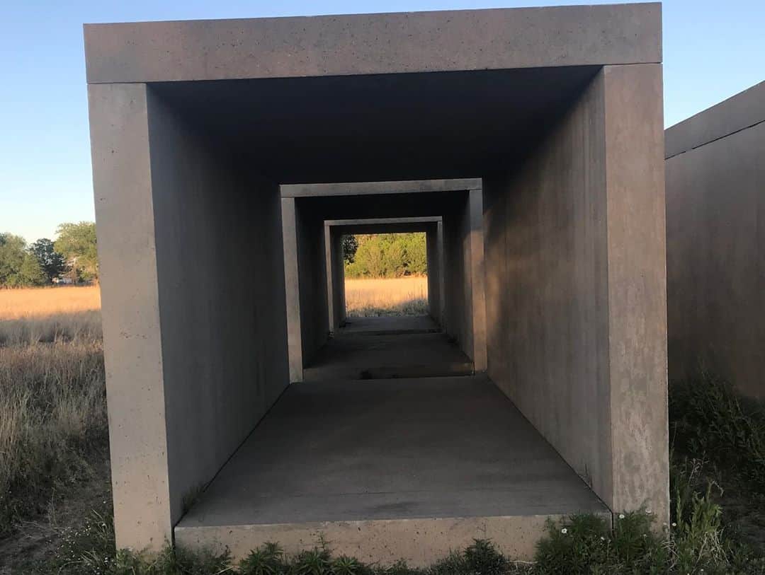 水原希子 さんのインスタグラム写真 - (水原希子 Instagram)「⬜️◻️◽️The fifteen concrete works by Donald Judd ( 1980-1984) at Marfa,Texas◽️◻️⬜️ @chinatifoundation @juddfoundation」5月23日 19時40分 - i_am_kiko
