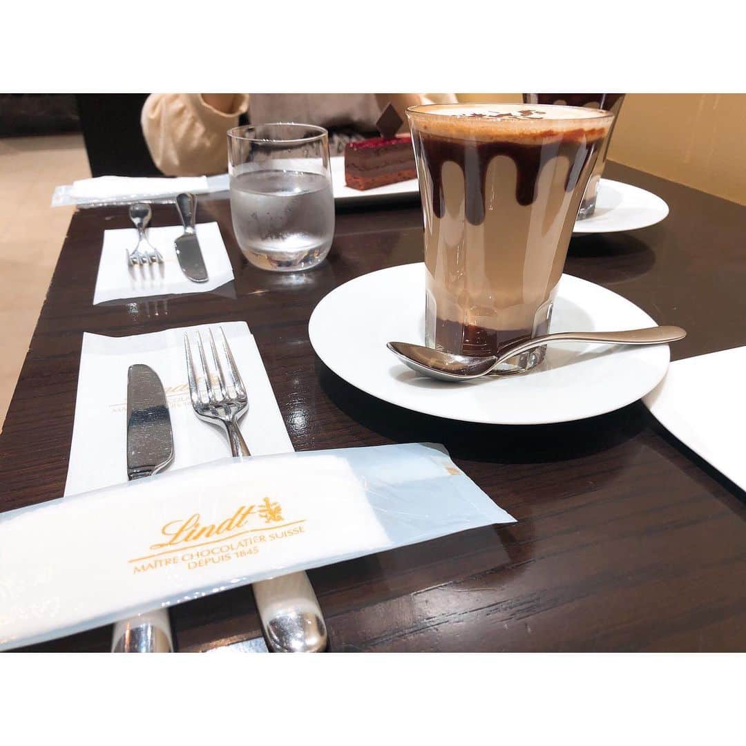 宮崎理奈さんのインスタグラム写真 - (宮崎理奈Instagram)「. . . 親友BBZと銀座にあるリンツショコラカフェへ行ってきました❤️ チョコレート、コーヒーが大好きでリンツも大好きだから最高の空間でしたぞ😆✨ . . ケーキも最高に美味しかった！ 幸せだったなぁ〜！ . . だいたいインスタの写真は親友BBZが撮ってくれる。笑 . . . . #スイーツ #チョコレート #リンツ #リンツショコラカフェ #sweet #sweets #chocolate #photo #picture」5月23日 19時45分 - rina.miyazaki0221