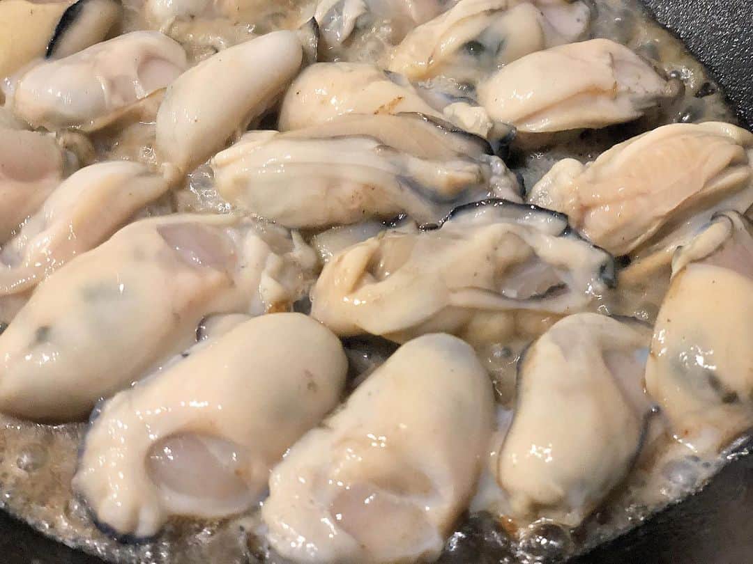 平田薫さんのインスタグラム写真 - (平田薫Instagram)「いつの日かの牡蠣パーティ。 友達が牡蠣1キロ持ってきてくれて、半分フライ、半分バターソテーにして牡蠣祭り。  牡蠣フライなんて初めて作ったけれど、我ながら美味しくできた( ͡° ͜ʖ ͡°) ちょっと高級な生パン粉がサクサクでした。  #かおる食堂#居酒屋かおる #牡蠣#牡蠣祭り#牡蠣フライ #牡蠣牡蠣牡蠣 #食べたい#見てたら食べたい#🤤 #牡蠣は#意外と#高カロリー」5月23日 19時59分 - hiratakaoru1215