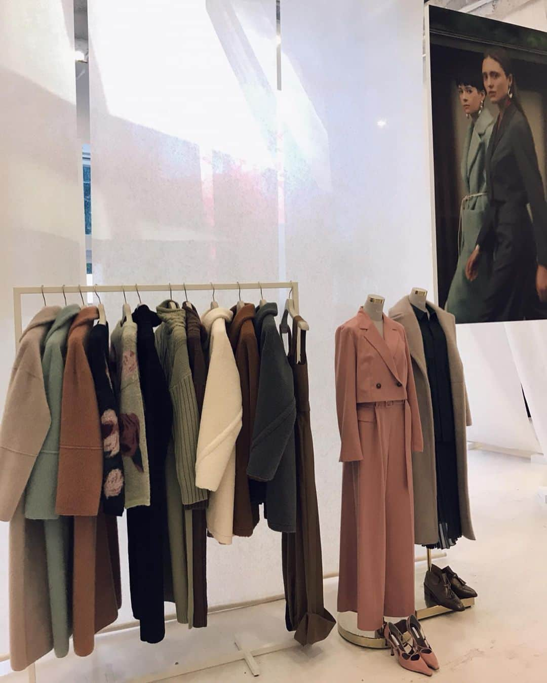 黒石奈央子さんのインスタグラム写真 - (黒石奈央子Instagram)「AMERI 2019 AW EXHIBITION . 今回の展示会の内装には和紙を使ったよ！ そこにムービーを転写。 とってもMODEで素敵な空間に仕上がりました！ . 先行予約期間 web & 心斎橋 5/23〜5/27 5/23.24  代官山 5/25〜5/27  ルミネ  @ameri_shinjuku @amerivintage @ameri_daikanyama @ameri.shinsaibashi #ameri#amerivintage #fashion #coordinate#ootd#outfit#osanposnap #705_outfit #大人ファッション #大人コーディネート #大人スタイル #modestyle #modefashion#modecasual #2019autumnwinter#先行予約 #japonism」5月23日 19時55分 - blackstone705