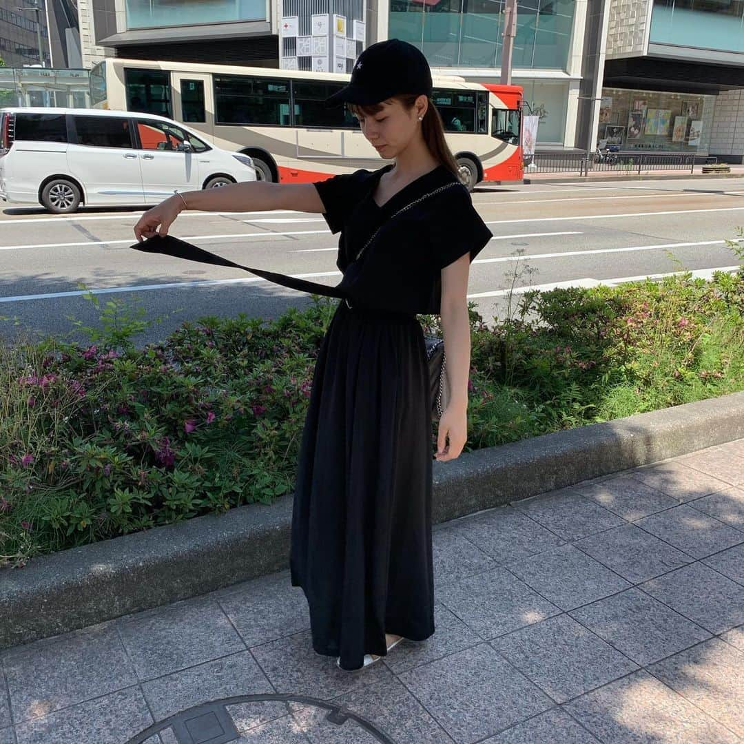 小田川エリカさんのインスタグラム写真 - (小田川エリカInstagram)「・ ブラック👶🏻 ワンピースもサンダルも(@titivatejp)☀️ 今日は本当に暑かった🍉 #me#code#私服#エリカの私服 #ブラックコーデ#ワンピース#夏服 #ベルト付きvネックロングワンピース  #フラットスクエアサンダル  #titivate#ティティベイト#titivatestyle」5月23日 19時48分 - 0904.erika