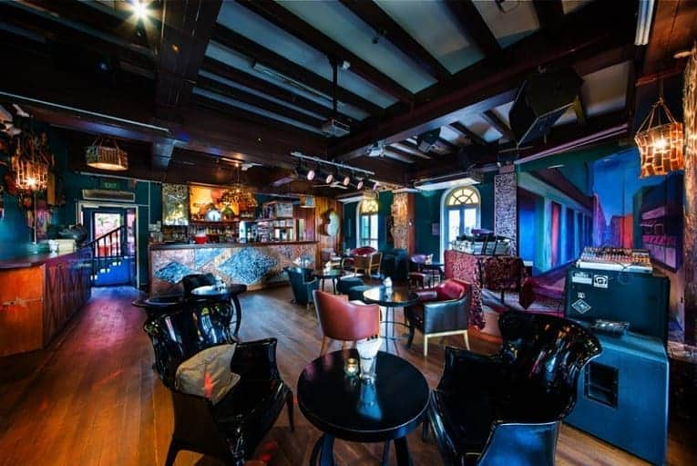 のインスタグラム：「What can be more perfect than cold beer and8 finger food with breezy outdoor and live music? @blujazcafesg is the perfect place to chill after a tiring day in Singapore! Recommended by @chrisasylum. . . . #herenowcity #wonderfulplaces #beautifuldestinations #travelholic #travelawesome #traveladdict #igtravel #livefolk #instapassport #optoutside #stayandwander #hbouthere #blujaz #Singapore #visitsingapore  #シンガポール #싱가포르 #싱가포르여행 #싱가폴 #新加坡」