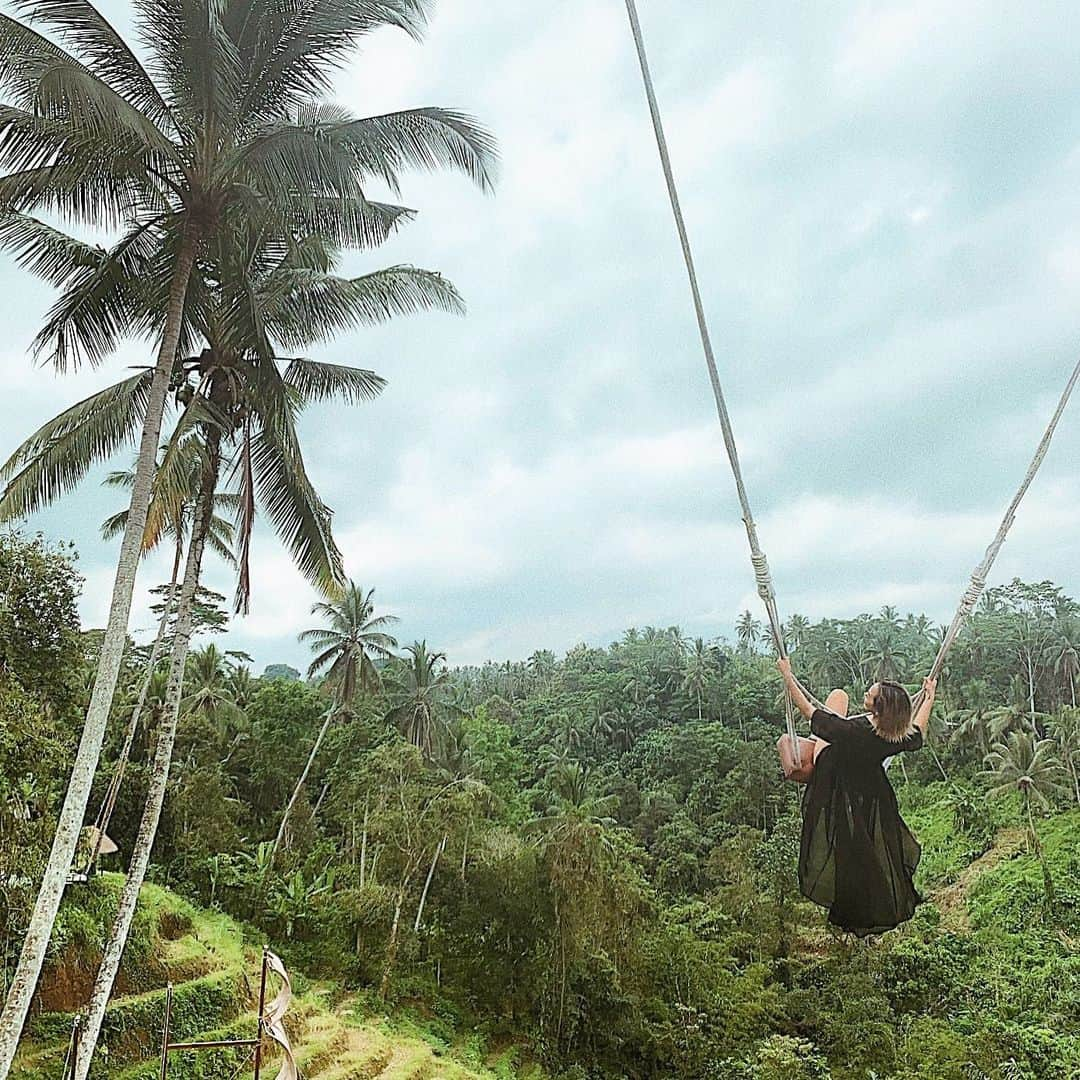 須田朱音さんのインスタグラム写真 - (須田朱音Instagram)「🌾🌾🌴🌾🌾 . 1日だけガイドさん付けて Ubudを観光したよ☝🏼 . お決まりの絶景ブランコ🕊 想像以上に気持ちよかったぁ〜 . この写真もガイドの @bali_gaido_sugi スギちゃんが 撮影してくれました🤳🏼 . ポージング指示や角度もわかってらっしゃる♡ 我ながらシフォンドレス着て行って良かった笑 . #bali #ubud #baliswing #baliswingubud #baliguide」5月23日 19時49分 - akane_godo