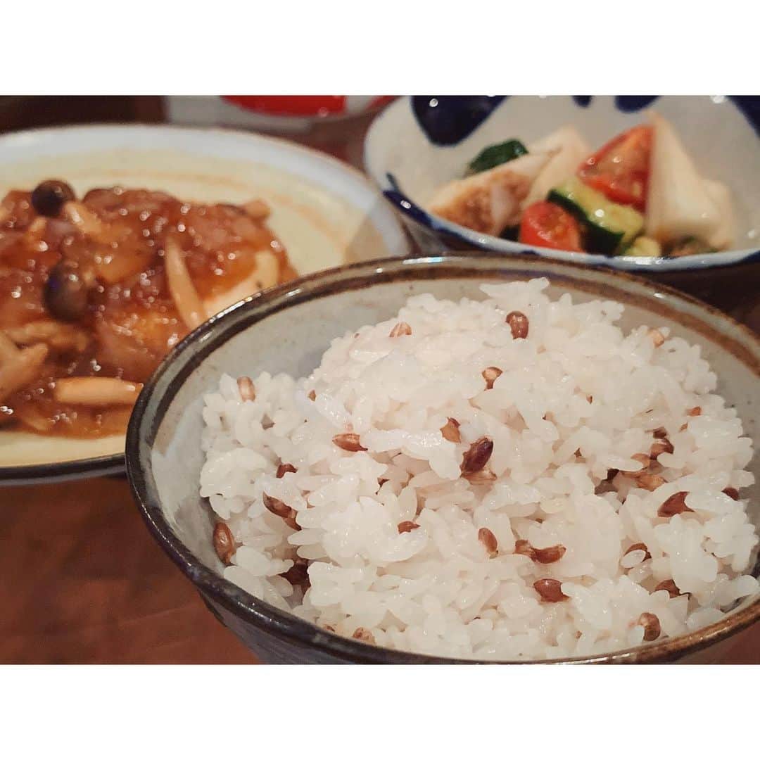 辻美里さんのインスタグラム写真 - (辻美里Instagram)「今日はもち麦をいれたごはん。﻿ ﻿ 食物繊維が豊富で﻿ 日本のスーパーフードとも呼ばれています。﻿ ﻿ プチプチしてて食べる手がとまらない❤︎﻿ 白米にまぜるだけなので簡単〜🍚✨﻿ ﻿ #晴富#もち麦#日本のスーパーフード#辻飯#おうちごはん#岡山#食物繊維#無添加#パッケージもかわいい」5月23日 19時51分 - s666yy