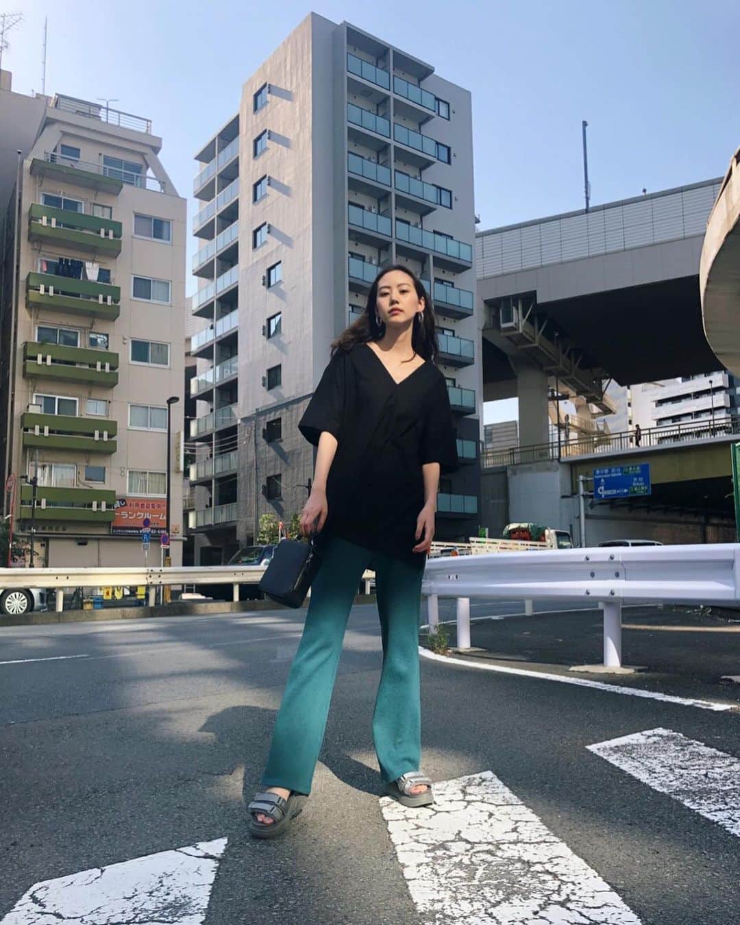 Shiho Sasakiのインスタグラム：「今日もすごく暑かったので楽ちんなコーデ✌️ フレアパンツは何本あっても使えるけど サーマル生地のパンツは素材がしっかりしているので、 脚のラインを拾いにくくてとても綺麗に見えるよ✨ 詳細はストーリーのリンクからチェックできます✈️ #MOUSSY#MOUSSYSNAP」
