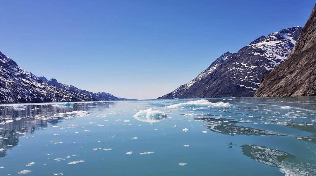 エレナ・ペルミノヴァさんのインスタグラム写真 - (エレナ・ペルミノヴァInstagram)「Greenland is beautiful but everywhere you turn you’re reminded of the devastating impact of climate change. These glaciers should be covered in snow at this time of year.  We’ve lost 62% of ice since 1979 and sea levels are rising at unprecedented rates.💙 Гренландия невероятно красива, но абсолютно везде на глаза попадаются  последствия  климатических изменений.. В это время этот ледник должен быть полностью покрыт снегом. Мы потеряли 62% объёмов льда с 1979 года и уровень моря критически повышается 💔」5月23日 20時05分 - lenaperminova