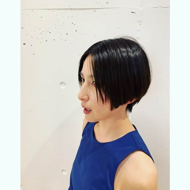 奥菜恵さんのインスタグラム写真 - (奥菜恵Instagram)「伸ばそうと思っていたんだけど、、髪の毛切りました。 今年はウェットだそうです。 というわけで、Gloss&Perfumeもゲット。  #ヘアカット  #twiggy」5月23日 20時04分 - megumi_okina