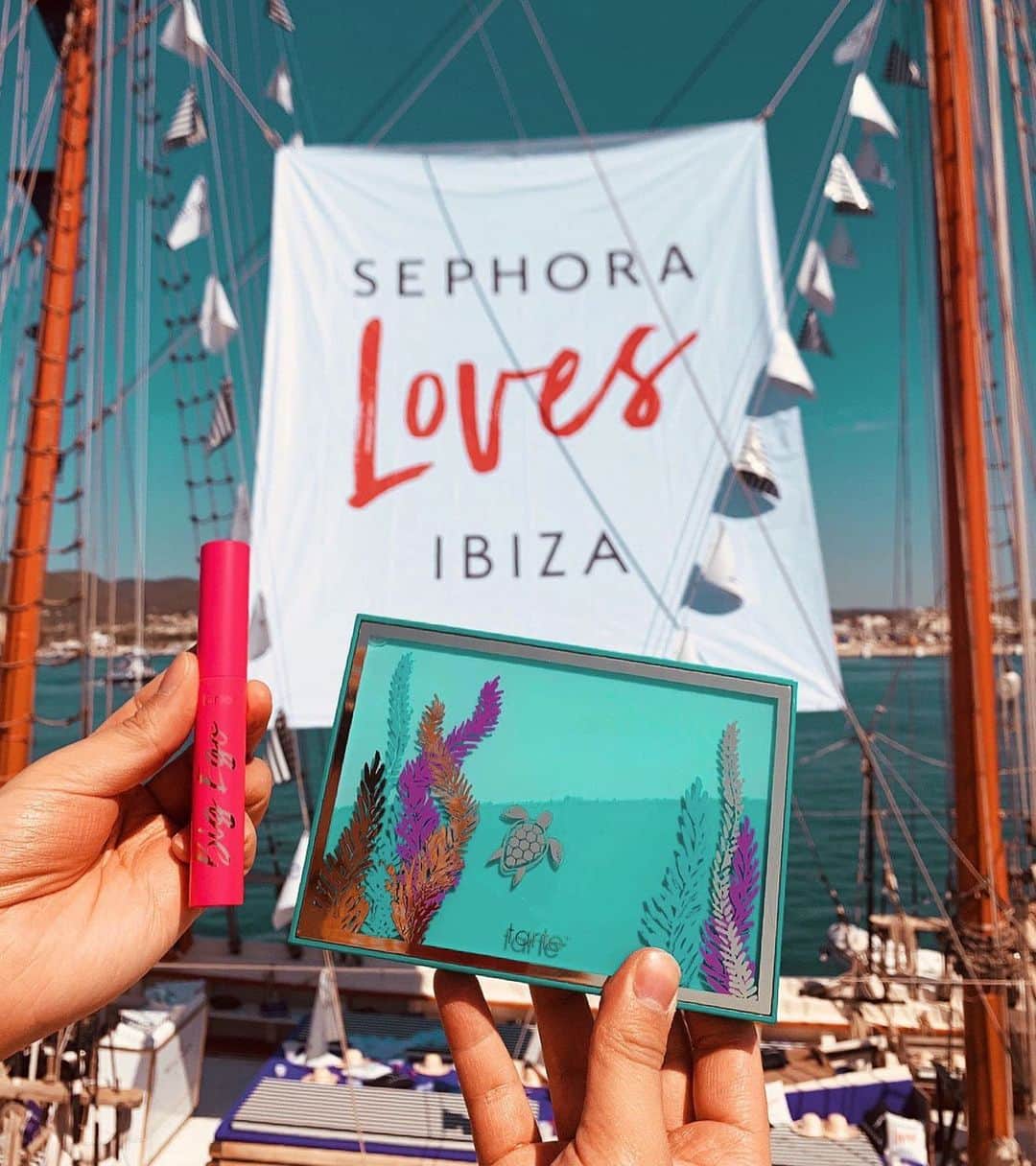 のインスタグラム：「Commentez IBIZA les yeux fermés ☀️🙈 . Aujourd’hui on embarque à bord du bateau #SephoraLovesIbiza ! Juste trop stylé ! ⛵️😍 . On a pris avec nous les 2 essentiels, la palette High Tides & Good Vibes et le nouveau Big Ego Mascara ! Vous l’avez déjà testé ? 😏 . #SephoraLovesTarte」