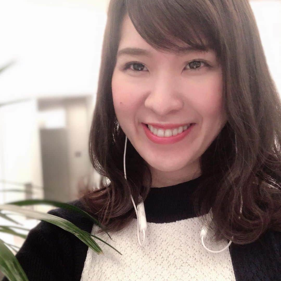 やまさき江里子さんのインスタグラム写真 - (やまさき江里子Instagram)「今日は美容室に行ってきました！﻿ 久しぶりに髪色を明るくしてみたー！﻿ (﹡ˆ﹀ˆ﹡)♡﻿ いつも通り、赤みを抑えるためにマットとかアッシュを入れてもらってるみたい。﻿ 巻き方は、波巻き。下が外ハネ、中間が内巻きを交互に繰り返すだけ！とやり方教えてもらってきたよ！﻿ 自分でも出来るように練習する♡﻿ ﻿ ﻿ そろそろ眉毛脱色しないといけない気がするので、土日でやろうかなと思います。﻿ ﻿ メイクの色とかも変えるの楽しみー🎶﻿ ﻿ #美容室 #あおみえり #アナウンサー #髪色 #ヘアアレンジ #波巻き #美容大好き #美容垢さんと繋がりたい #メイク研究 #簡単ヘアアレンジ #セルフヘアアレンジ」5月23日 19時57分 - aomieri