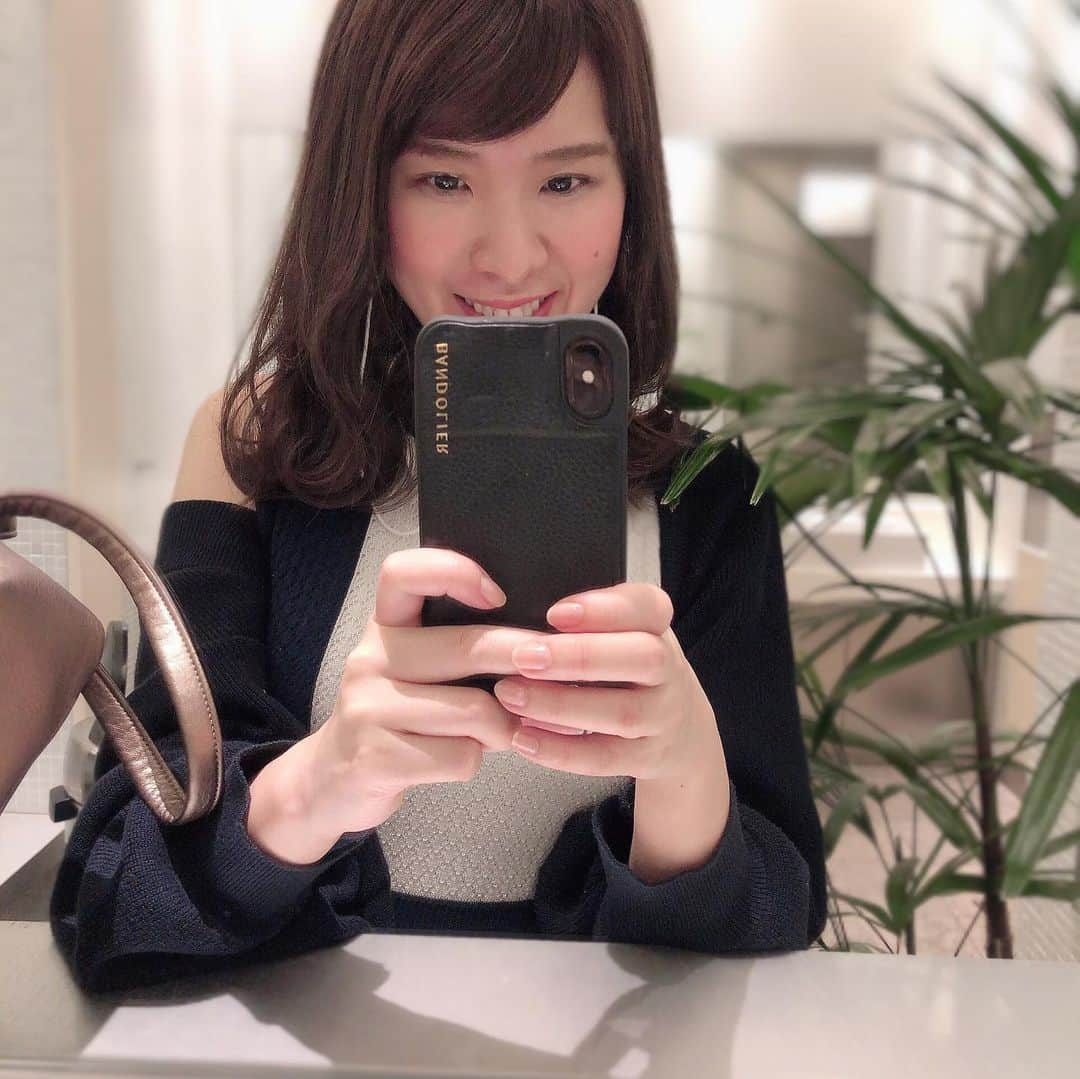 やまさき江里子さんのインスタグラム写真 - (やまさき江里子Instagram)「今日は美容室に行ってきました！﻿ 久しぶりに髪色を明るくしてみたー！﻿ (﹡ˆ﹀ˆ﹡)♡﻿ いつも通り、赤みを抑えるためにマットとかアッシュを入れてもらってるみたい。﻿ 巻き方は、波巻き。下が外ハネ、中間が内巻きを交互に繰り返すだけ！とやり方教えてもらってきたよ！﻿ 自分でも出来るように練習する♡﻿ ﻿ ﻿ そろそろ眉毛脱色しないといけない気がするので、土日でやろうかなと思います。﻿ ﻿ メイクの色とかも変えるの楽しみー🎶﻿ ﻿ #美容室 #あおみえり #アナウンサー #髪色 #ヘアアレンジ #波巻き #美容大好き #美容垢さんと繋がりたい #メイク研究 #簡単ヘアアレンジ #セルフヘアアレンジ」5月23日 19時57分 - aomieri