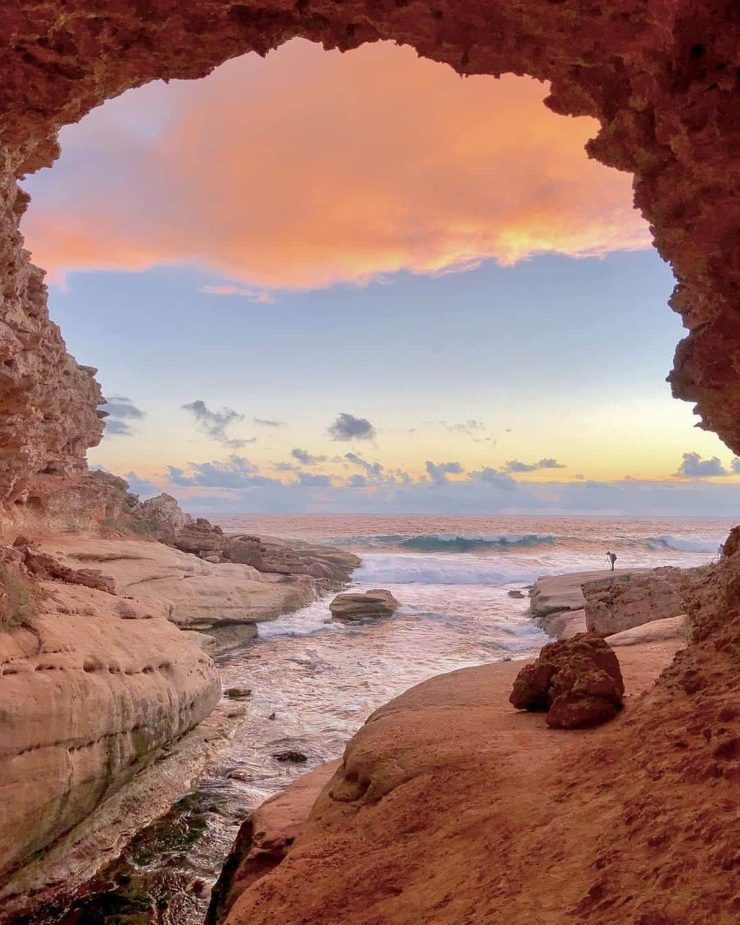 Australiaさんのインスタグラム写真 - (AustraliaInstagram)「@Southaustralia sure knows how to perfectly frame an epic view 🖼️ @juliemullock captured this beautiful shot of ‘The Woolshed’ at #TaliaCaves, an amazing cavern in the @eyrepeninsula that’s been carved into the granite cliffs by pounding waves over thousands of years. With a honeycombed ceiling, dark crevices and nearby blowholes, this place is also home to the legendary ‘Tub’ - a large crater in the cliff joined by a tunnel to the sea. TIP: According to the experts from #southaustralia, you’ll catch the best show in town here at high tide when the water rushes in and swirls around the bowl like a giant washing machine!  #seeaustralia #seesouthaustralia #eyrepeninsula #naturephotography #explore」5月23日 20時00分 - australia