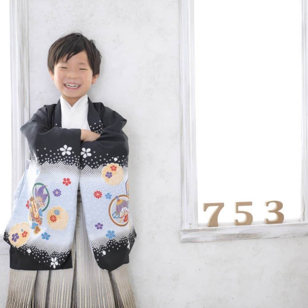 ハピリィフォトスタジオさんのインスタグラム写真 - (ハピリィフォトスタジオInstagram)「5歳の七五三  ステキな家族と楽しいスタッフで 撮影は大盛り上がり👨‍👩‍👦‍👦 是非また遊びにきてね😊  スプリングキャンペーンも まだ開催中！ 5月まだ間に合いますよ 詳しくはHPをご確認ください  #ハピリィフォトスタジオ#ハピリィ#happilyphotostudio#happily#ハピリィフォトスタジオ表参道#ハピリィフォトスタジオ自由ヶ丘店#ハピリィフォトスタジオみなとみらい#ハピリィフォトスタジオ吉祥寺#ハピリィフォトスタジオ名古屋金山店#ハピリィluxe六本木#七五三#ベストキッズオーディション#bestkidsaudition#キッズモデル#キッズ#kids」5月23日 20時06分 - happily_photo_studio