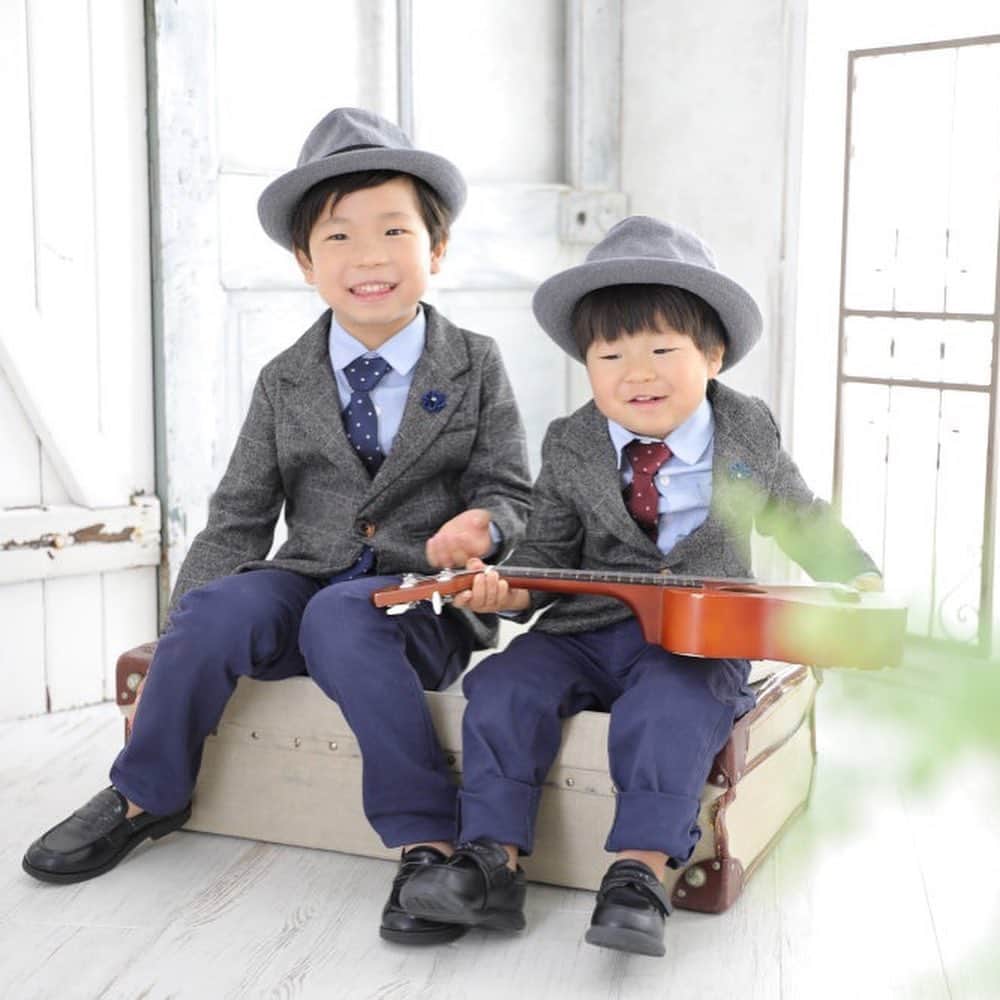 ハピリィフォトスタジオさんのインスタグラム写真 - (ハピリィフォトスタジオInstagram)「5歳の七五三  ステキな家族と楽しいスタッフで 撮影は大盛り上がり👨‍👩‍👦‍👦 是非また遊びにきてね😊  スプリングキャンペーンも まだ開催中！ 5月まだ間に合いますよ 詳しくはHPをご確認ください  #ハピリィフォトスタジオ#ハピリィ#happilyphotostudio#happily#ハピリィフォトスタジオ表参道#ハピリィフォトスタジオ自由ヶ丘店#ハピリィフォトスタジオみなとみらい#ハピリィフォトスタジオ吉祥寺#ハピリィフォトスタジオ名古屋金山店#ハピリィluxe六本木#七五三#ベストキッズオーディション#bestkidsaudition#キッズモデル#キッズ#kids」5月23日 20時06分 - happily_photo_studio