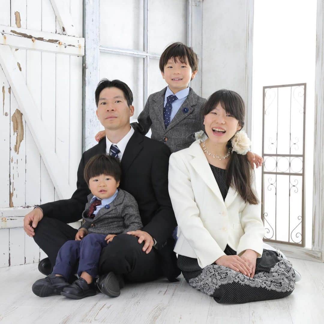 ハピリィフォトスタジオさんのインスタグラム写真 - (ハピリィフォトスタジオInstagram)「5歳の七五三  ステキな家族と楽しいスタッフで 撮影は大盛り上がり👨‍👩‍👦‍👦 是非また遊びにきてね😊  スプリングキャンペーンも まだ開催中！ 5月まだ間に合いますよ 詳しくはHPをご確認ください  #ハピリィフォトスタジオ#ハピリィ#happilyphotostudio#happily#ハピリィフォトスタジオ表参道#ハピリィフォトスタジオ自由ヶ丘店#ハピリィフォトスタジオみなとみらい#ハピリィフォトスタジオ吉祥寺#ハピリィフォトスタジオ名古屋金山店#ハピリィluxe六本木#七五三#ベストキッズオーディション#bestkidsaudition#キッズモデル#キッズ#kids」5月23日 20時06分 - happily_photo_studio