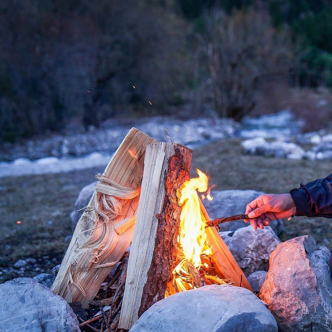 ルフトハンザさんのインスタグラム写真 - (ルフトハンザInstagram)「When night takes over the Bavarian Alps, it’s time to make a warming campfire – with the crackling of the fire and the sparks flying into the cold night. #FindYourAdventure #Lufthansa #FlyToMunich」5月23日 20時11分 - lufthansa
