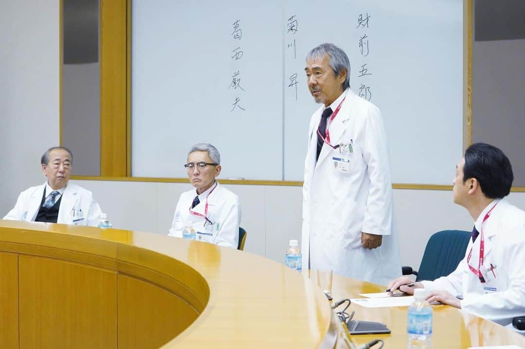 テレビ朝日　ドラマ「白い巨塔」のインスタグラム：「‪【✨🏥 #白い巨塔 第２話・今夜９時✨】‬﻿ ﻿ ‪重苦しい雰囲気の会議室。厳しい表情の理由は…！？‬﻿ ﻿ ‪#第一外科次期教授選‬﻿ ‪#東貞蔵 役 #寺尾聰‬﻿ ‪#鵜飼裕次 役 #松重豊‬﻿ ‪#大河内恒夫 役 #岸部一徳‬﻿ ‪#テレビ朝日 #開局60周年記念‬﻿ ‪#5夜連続 5/22〜26‬﻿ ‪#山崎豊子 #岡田准一‬﻿ ﻿ ‪#第2話放送 #まもなく‼️‬」