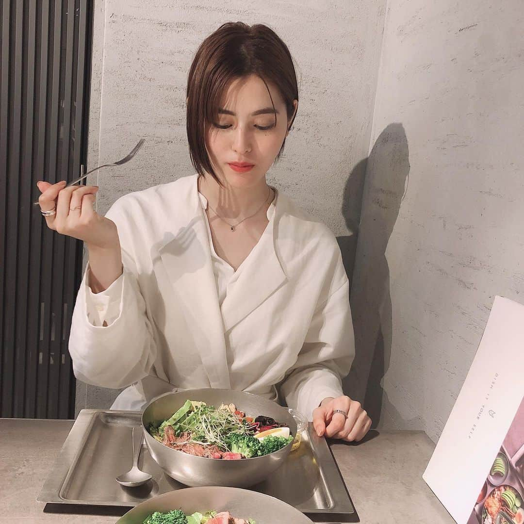 岩田絵莉佳さんのインスタグラム写真 - (岩田絵莉佳Instagram)「🥗 . . この前まどかと話して気づいたけどキャリアが "5年目"になるんですって‼️ . 驚き😳✨ . 正直こんな続くとは思ってなかった…笑 私を見つけ声をかけてくれたマネージャーに感謝です❤️」5月23日 20時18分 - 15erika11