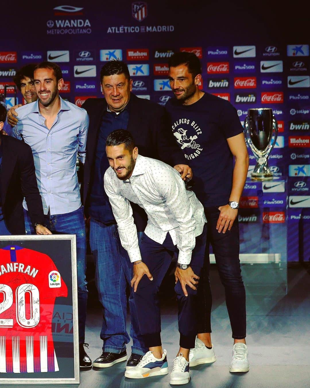 LFPさんのインスタグラム写真 - (LFPInstagram)「A family saying goodbye to a friend. ❤️ • #Juanfran #Atleti #LaLiga #LaLigaSantander #GraciasJuanfran」5月23日 20時19分 - laliga