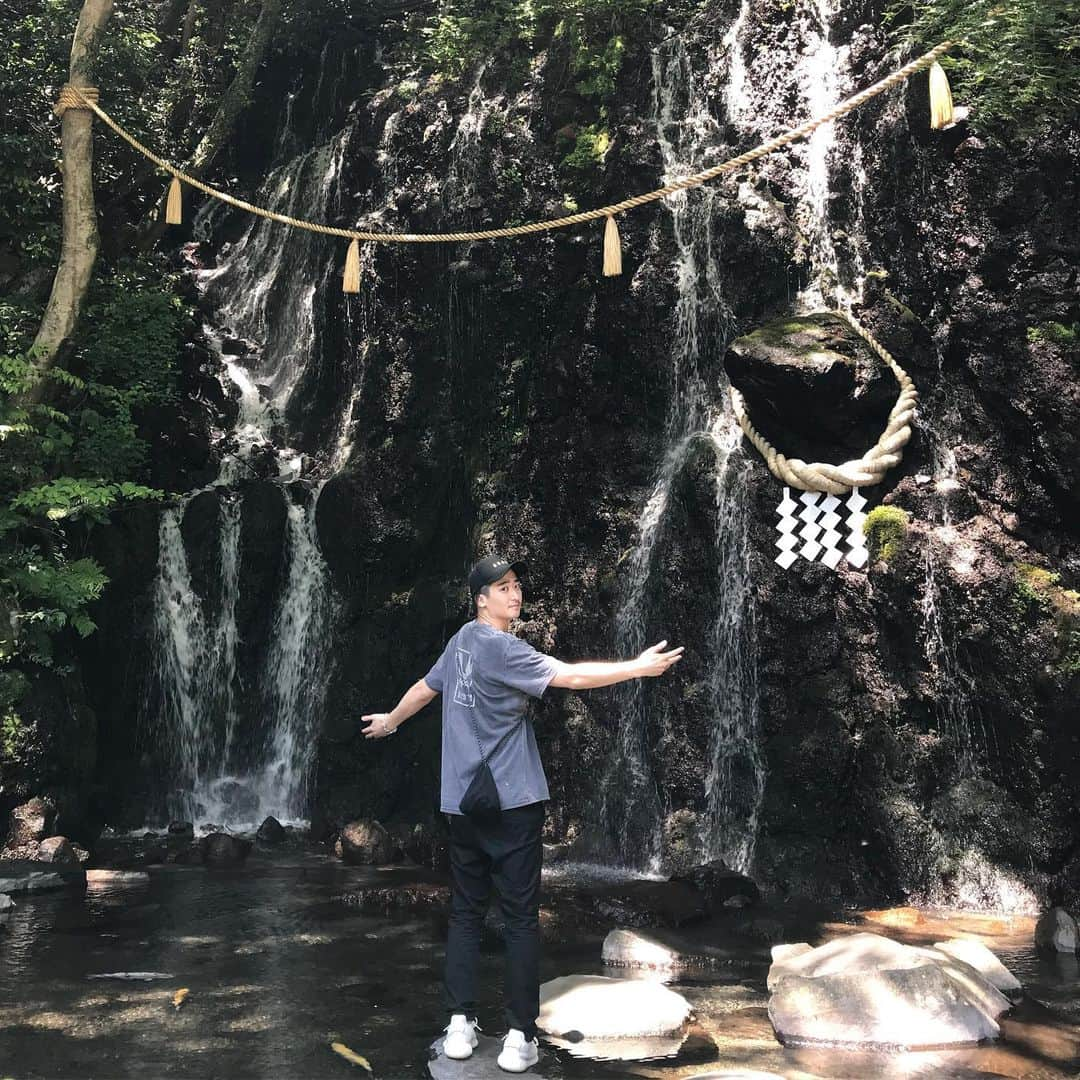 ダイキさんのインスタグラム写真 - (ダイキInstagram)「１日OFFだったので ロマンスカーで箱根に行って来ました！ ビール飲んで温泉入ってビール飲んで寝て 温泉入ってスッキリ🍺♨️ 何も計画立てずに行ったけど 自然がいっぱいで歩いてるだけで気持ちよくて。 本当に楽しかった！！！ リフレッシュ出来たのでまた明日から頑張ります！ 皆様に良い報告が出来るように。 #箱根湯本 #温泉 #天空大露天風呂 #一人旅 #ロマンスカー #天成園 #玉簾の滝 #おじさんに戻りました」5月23日 20時20分 - daiki_sugiura0619