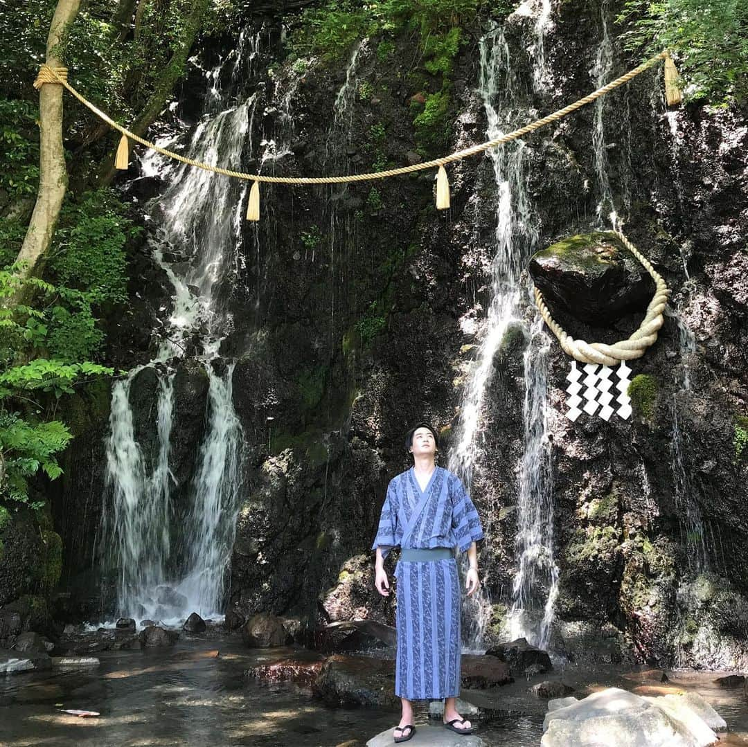 ダイキさんのインスタグラム写真 - (ダイキInstagram)「１日OFFだったので ロマンスカーで箱根に行って来ました！ ビール飲んで温泉入ってビール飲んで寝て 温泉入ってスッキリ🍺♨️ 何も計画立てずに行ったけど 自然がいっぱいで歩いてるだけで気持ちよくて。 本当に楽しかった！！！ リフレッシュ出来たのでまた明日から頑張ります！ 皆様に良い報告が出来るように。 #箱根湯本 #温泉 #天空大露天風呂 #一人旅 #ロマンスカー #天成園 #玉簾の滝 #おじさんに戻りました」5月23日 20時20分 - daiki_sugiura0619