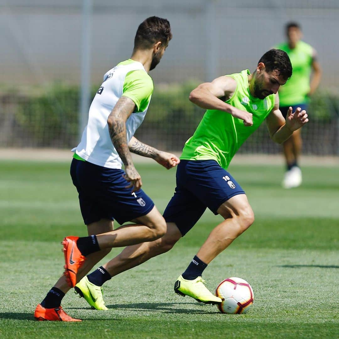 グラナダCFさんのインスタグラム写真 - (グラナダCFInstagram)「El Granada ha realizado su segundo entrenamiento de cara al partido con el Cádiz CF. Los dos últimos antes del choque los realizará a puerta cerrada, el del sábado en el estadio Nuevo Los Cármenes. 🔴⚪️ #EternaLucha #futbol #granada #granadacf #laliga123 #Pasitoapasito」5月24日 1時48分 - granadacf